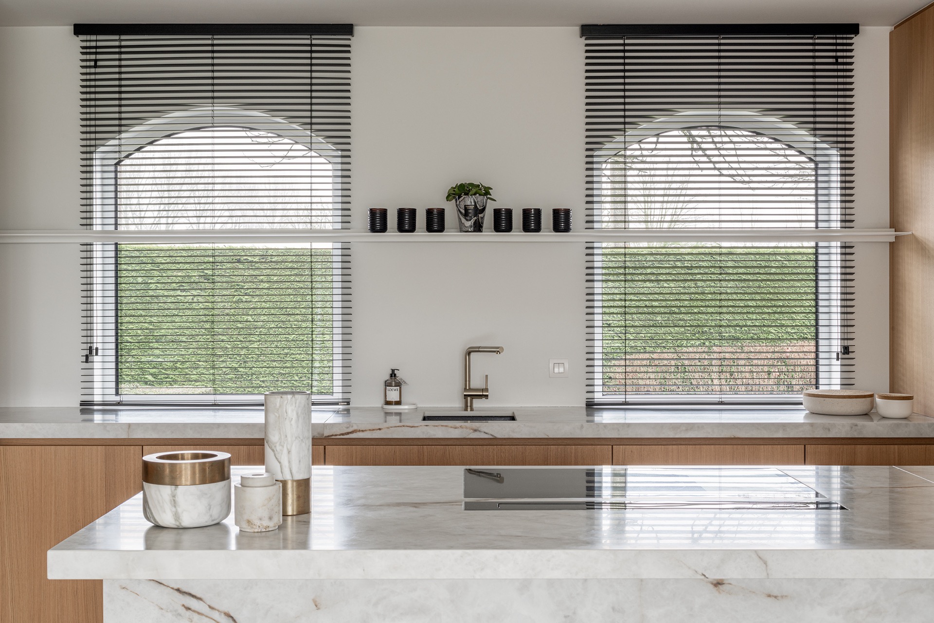 ristrutturazione casa: cucina moderna con grandi finestre e bancone in marmo, Luxury, Design, Exclusive, Modern, Custom Made, Special, Beautiful
