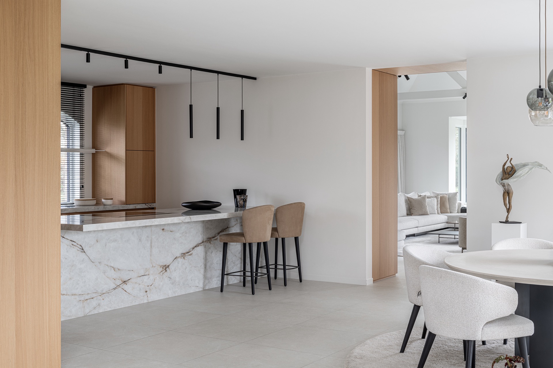 ristrutturazione casa: zona pranzo elegante con luci sospese e sedie di lusso, Luxury, Design, Exclusive, Modern, Custom Made, Special, Beautiful