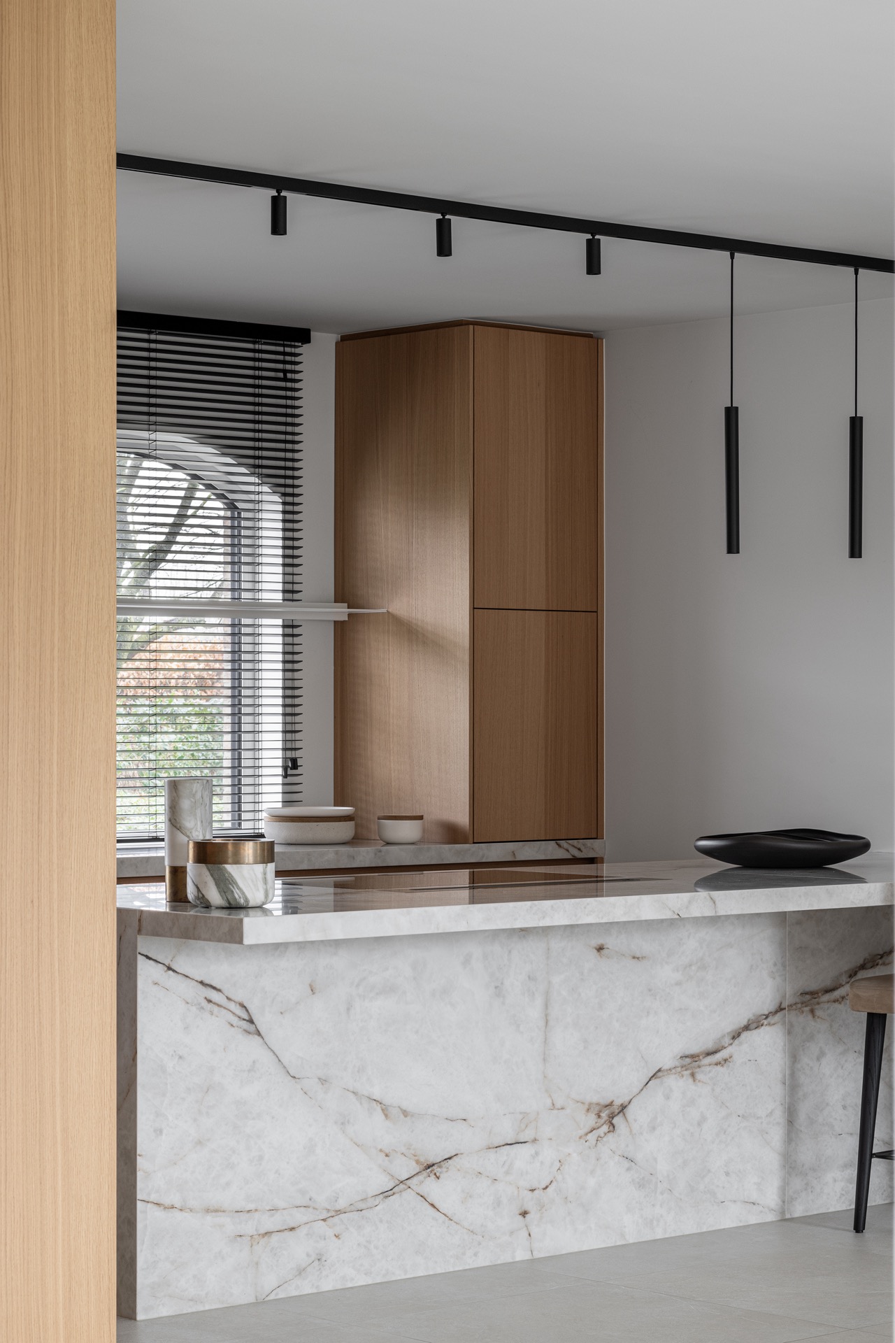 ristrutturazione casa: piano in marmo con armadi in legno e sospensioni nere in cucina moderna, Luxury, Design, Exclusive, Modern, Custom Made, Special, Beautiful