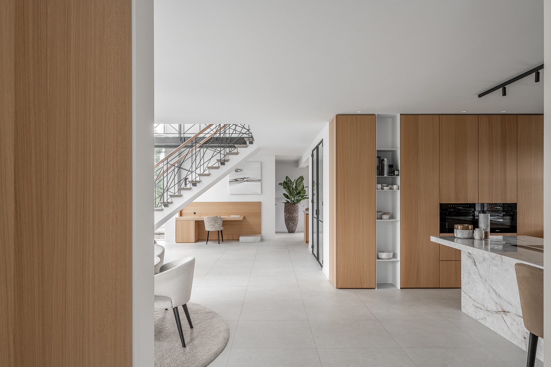 ristrutturazione casa: sala da pranzo spaziosa con tavolo rotondo e grandi finestre, Luxury, Design, Exclusive, Modern, Custom Made, Special, Beautiful