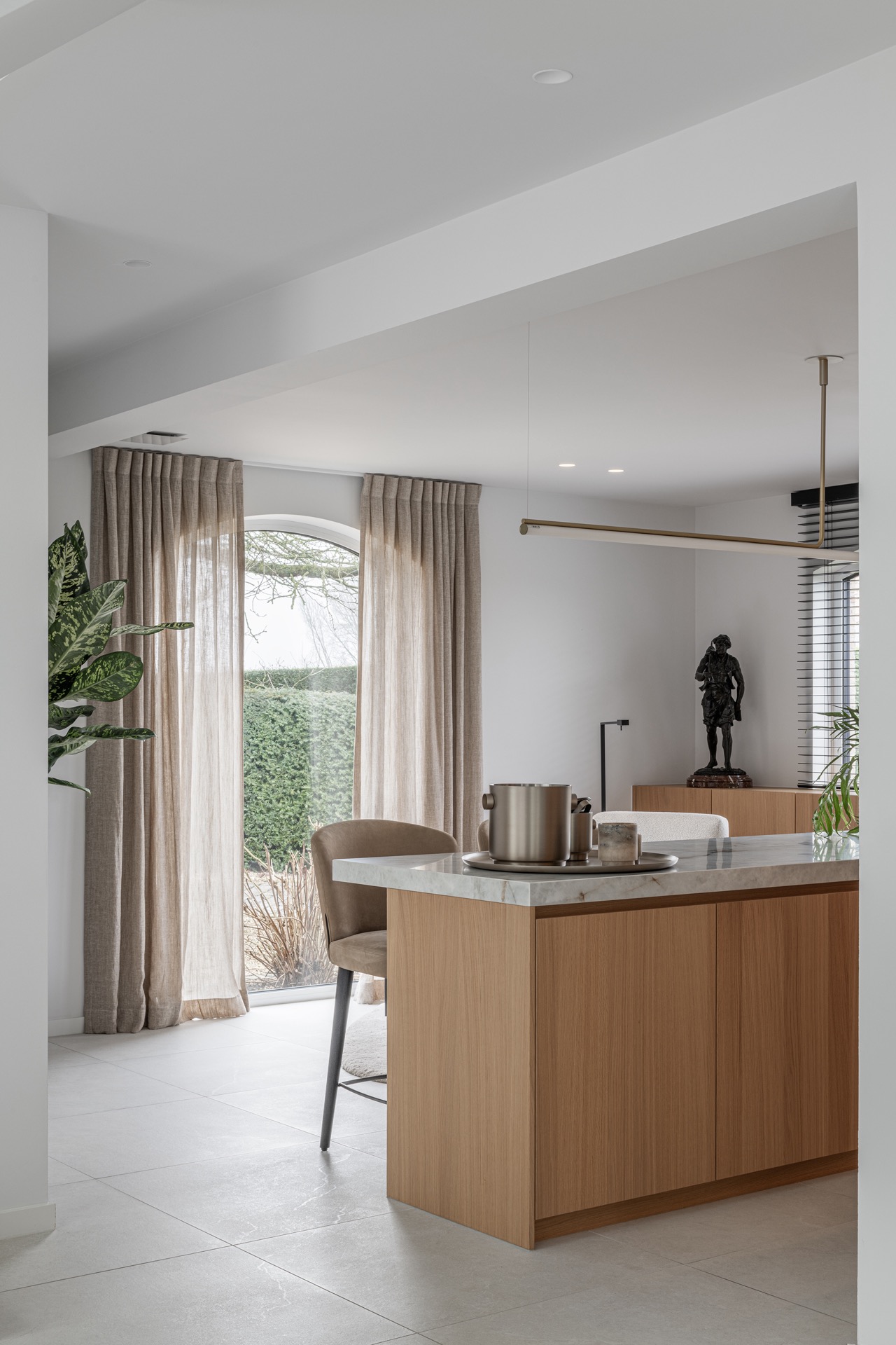 ristrutturazione casa: oggetti decorativi e vista laterale della cucina con marmo e legno, Luxury, Design, Exclusive, Modern, Custom Made, Special, Beautiful