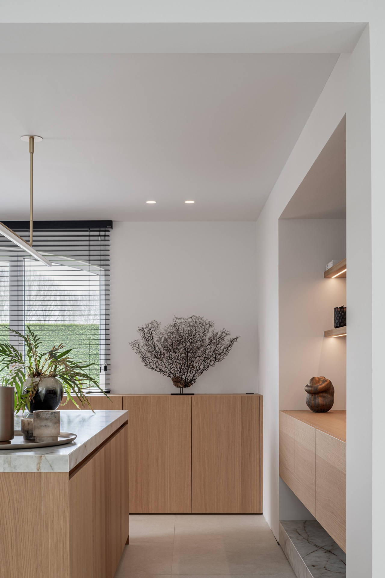ristrutturazione casa: credenza in legno con vasi decorativi e colori naturali, Luxury, Design, Exclusive, Modern, Custom Made, Special, Beautiful