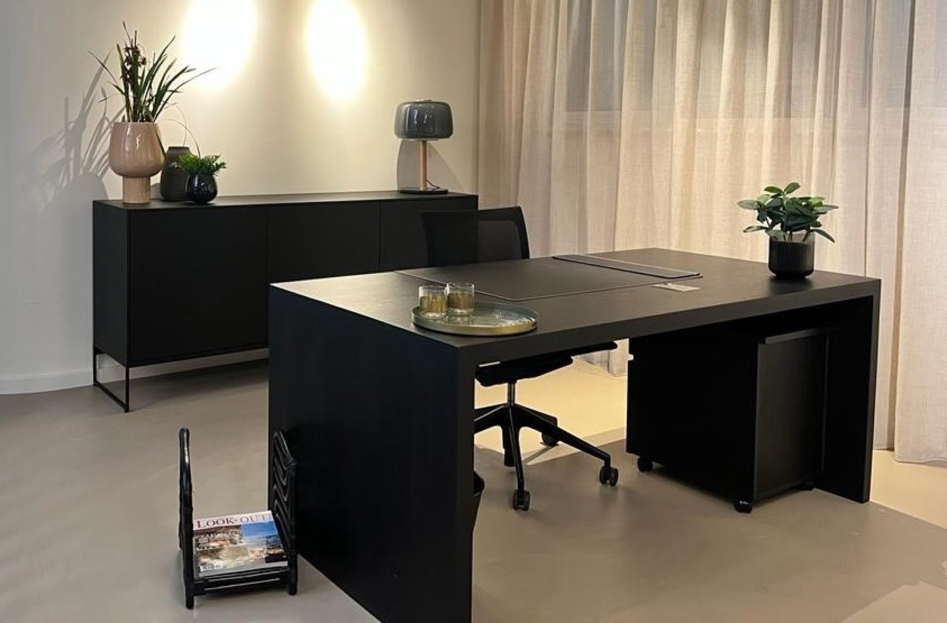 arredamento ufficio moderno: ufficio con scrivania nera, mobili nero e decorazioni con piante in tonalità neutre, Luxury, Design, Exclusive, Modern, Custom Made, Special, Beautiful