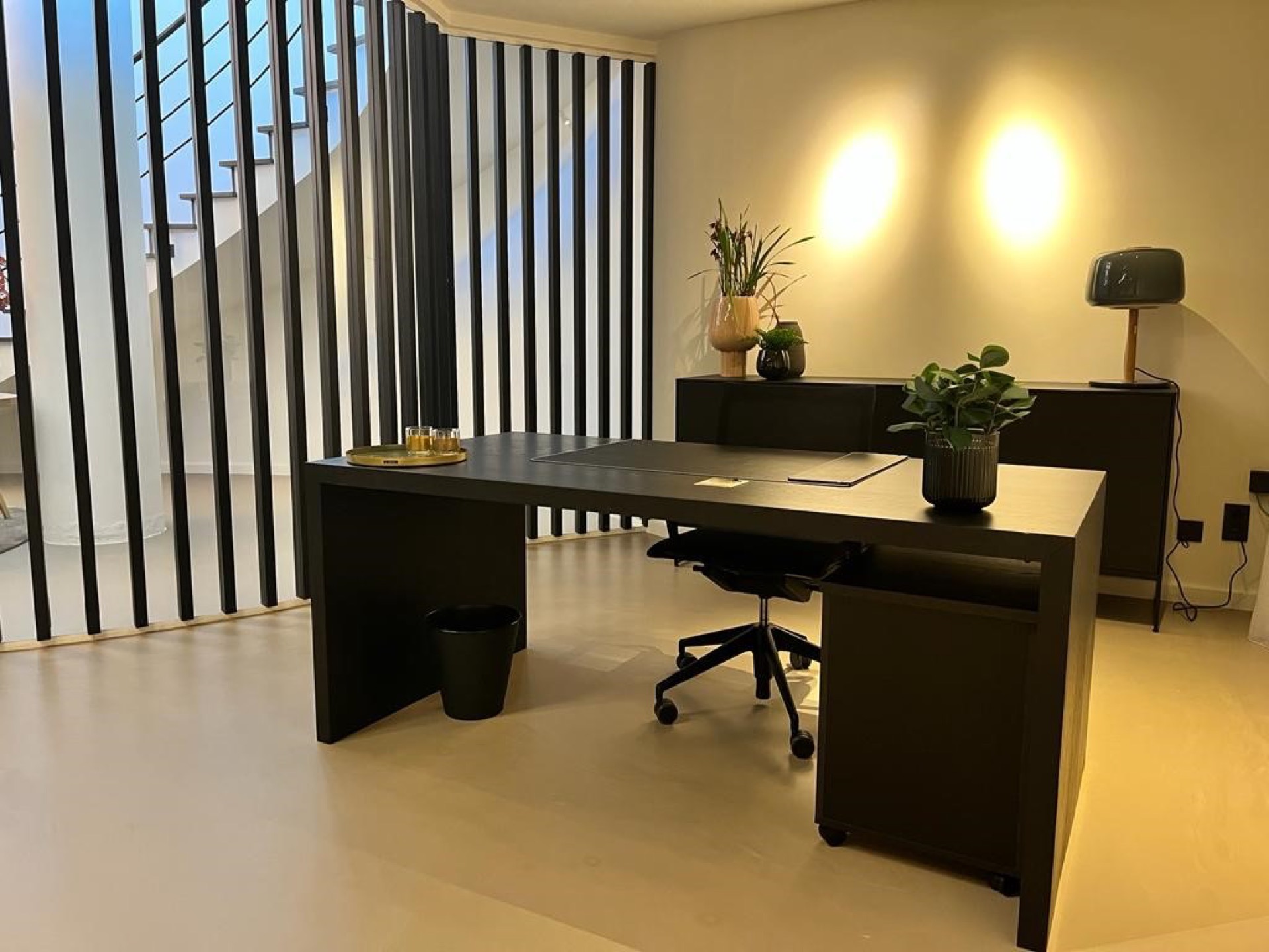 arredamento ufficio moderno: credenza nera con scaffali in marmo e finitura elegante, moderno e minimalista, Luxury, Design, Exclusive, Modern, Custom Made, Special, Beautiful