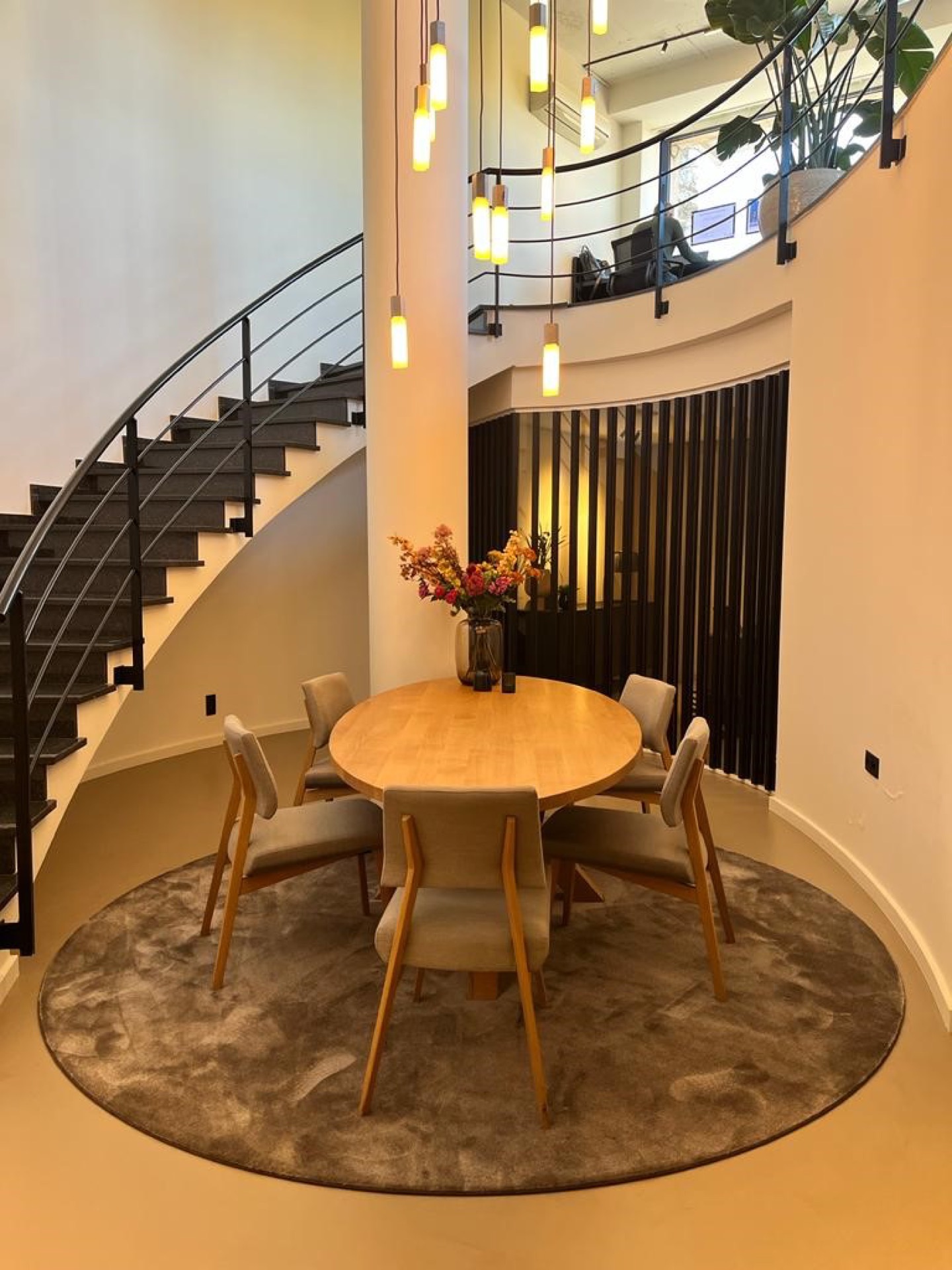 arredamento ufficio moderno: sala riunioni moderna con tavolo nero e sedie beige, decorata con piante e illuminazione calda, Luxury, Design, Exclusive, Modern, Custom Made, Special, Beautiful