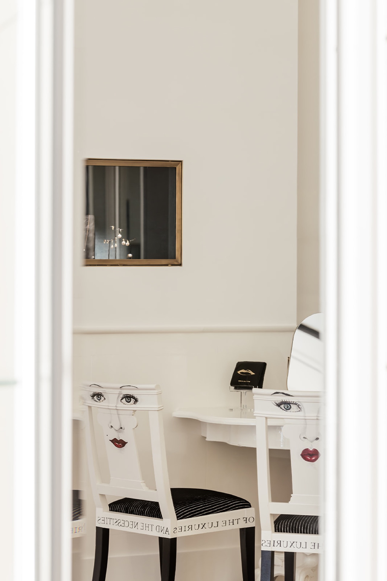 interno boutique classico: vetrina di gioielli in una boutique elegante con dettagli in legno e vetro, Luxury, Design, Exclusive, Modern, Custom Made, Special, Beautiful