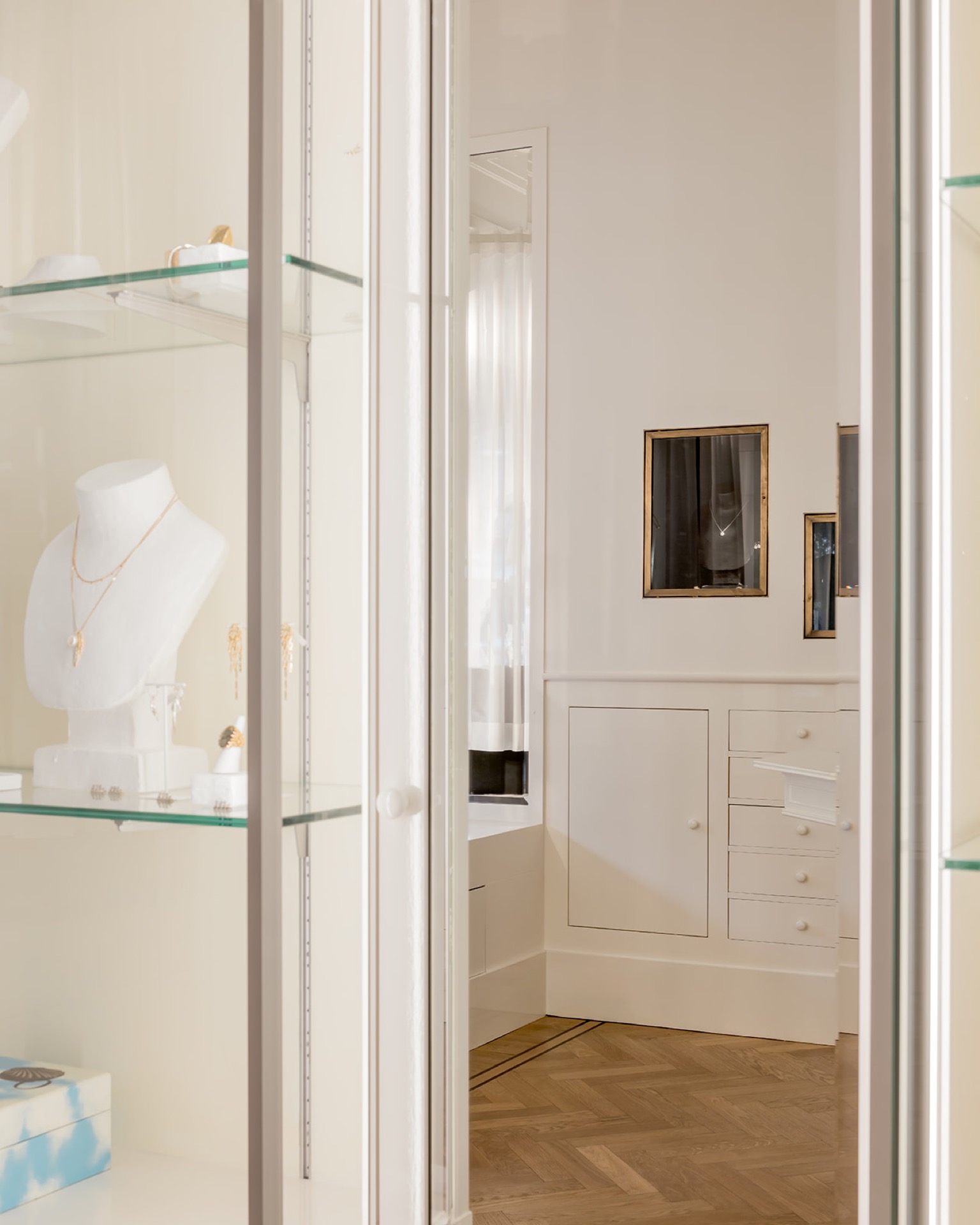 interno boutique classico: interni bianchi con mobili su misura e vetrina di gioielli, Luxury, Design, Exclusive, Modern, Custom Made, Special, Beautiful