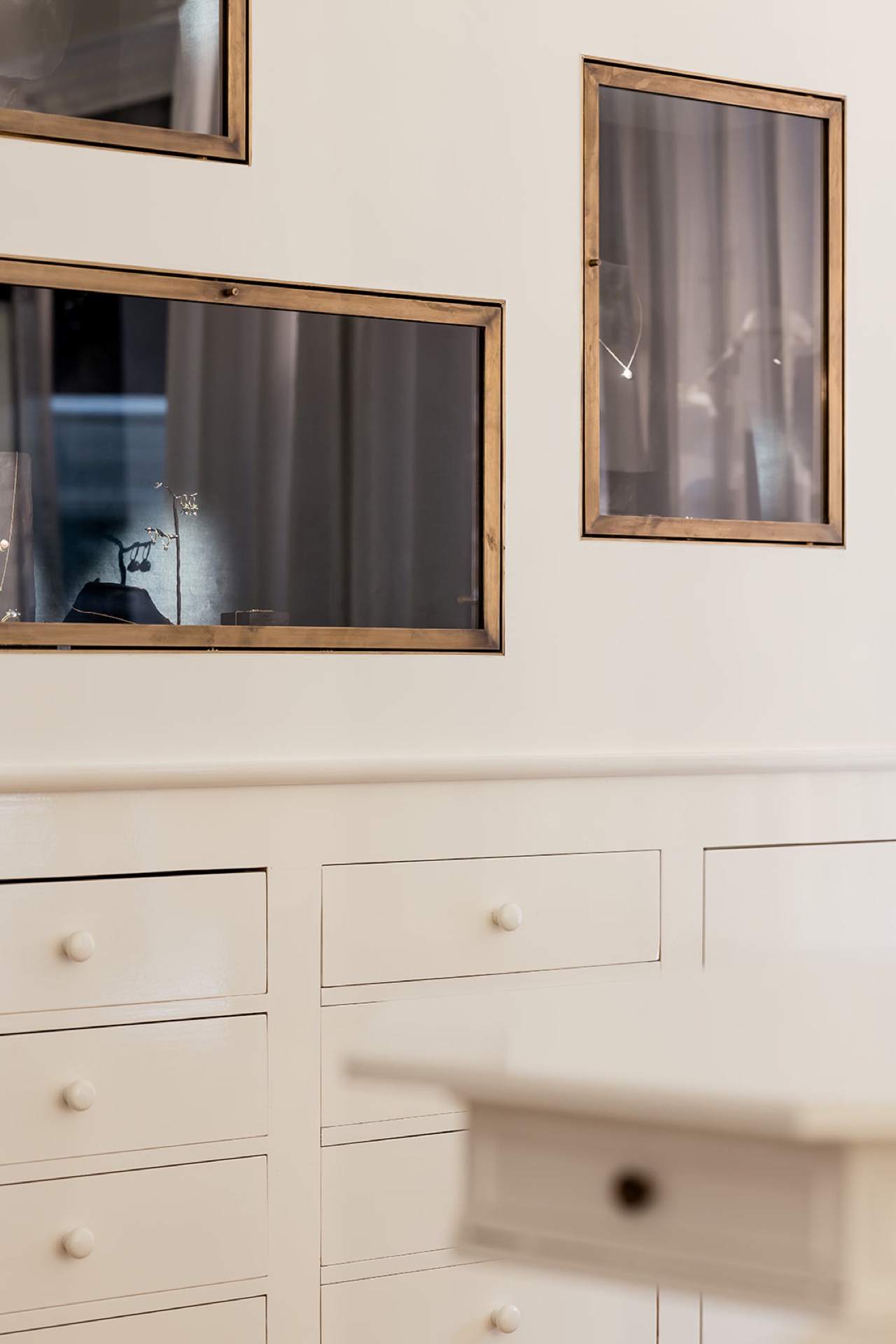 interno boutique classico: mura bianca con specchi integrati e decorazioni in una boutique, Luxury, Design, Exclusive, Modern, Custom Made, Special, Beautiful