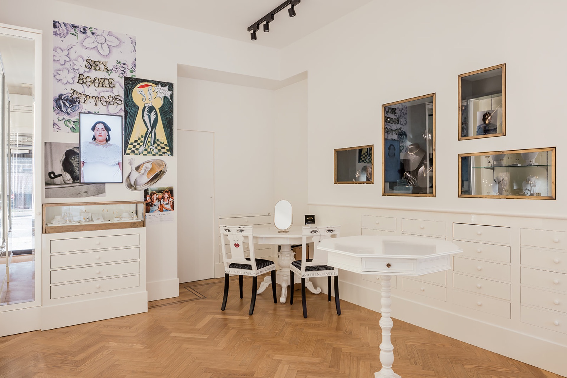 interno boutique classico: interno di un negozio con decorazioni murali e vetrine, stile vintage elegante., Luxury, Design, Exclusive, Modern, Custom Made, Special, Beautiful