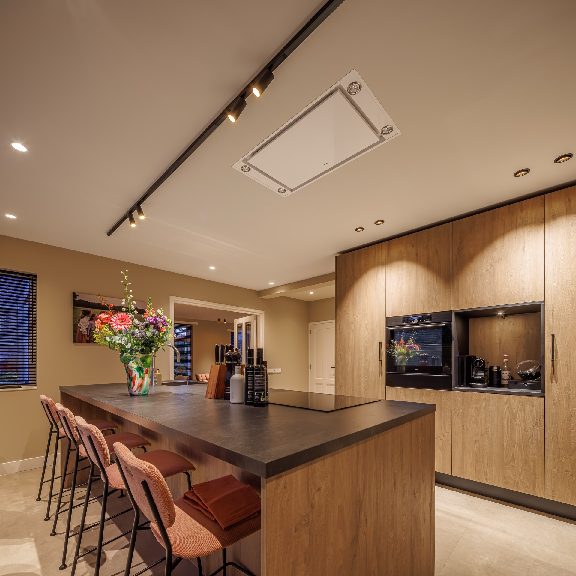 illuminazione interna: cucina moderna con isola in legno e elettrodomestici neri, illuminazione calda, Luxury, Design, Exclusive, Modern, Custom Made, Special, Beautiful