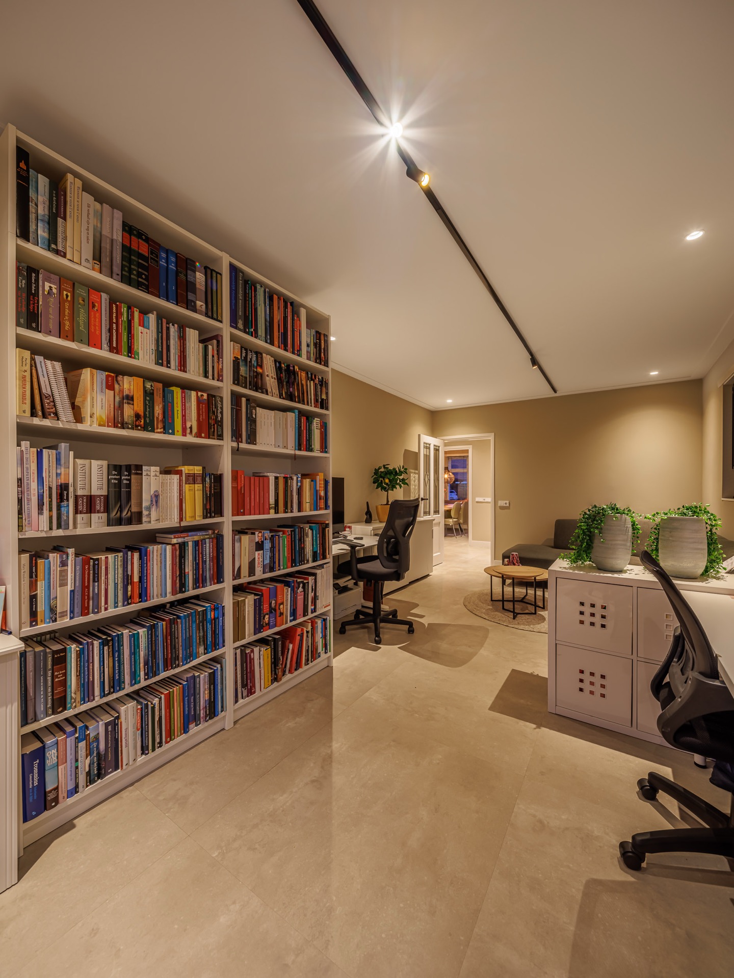 illuminazione interna: lampada a soffitto elegante e faretti incassati in soggiorno, Luxury, Design, Exclusive, Modern, Custom Made, Special, Beautiful