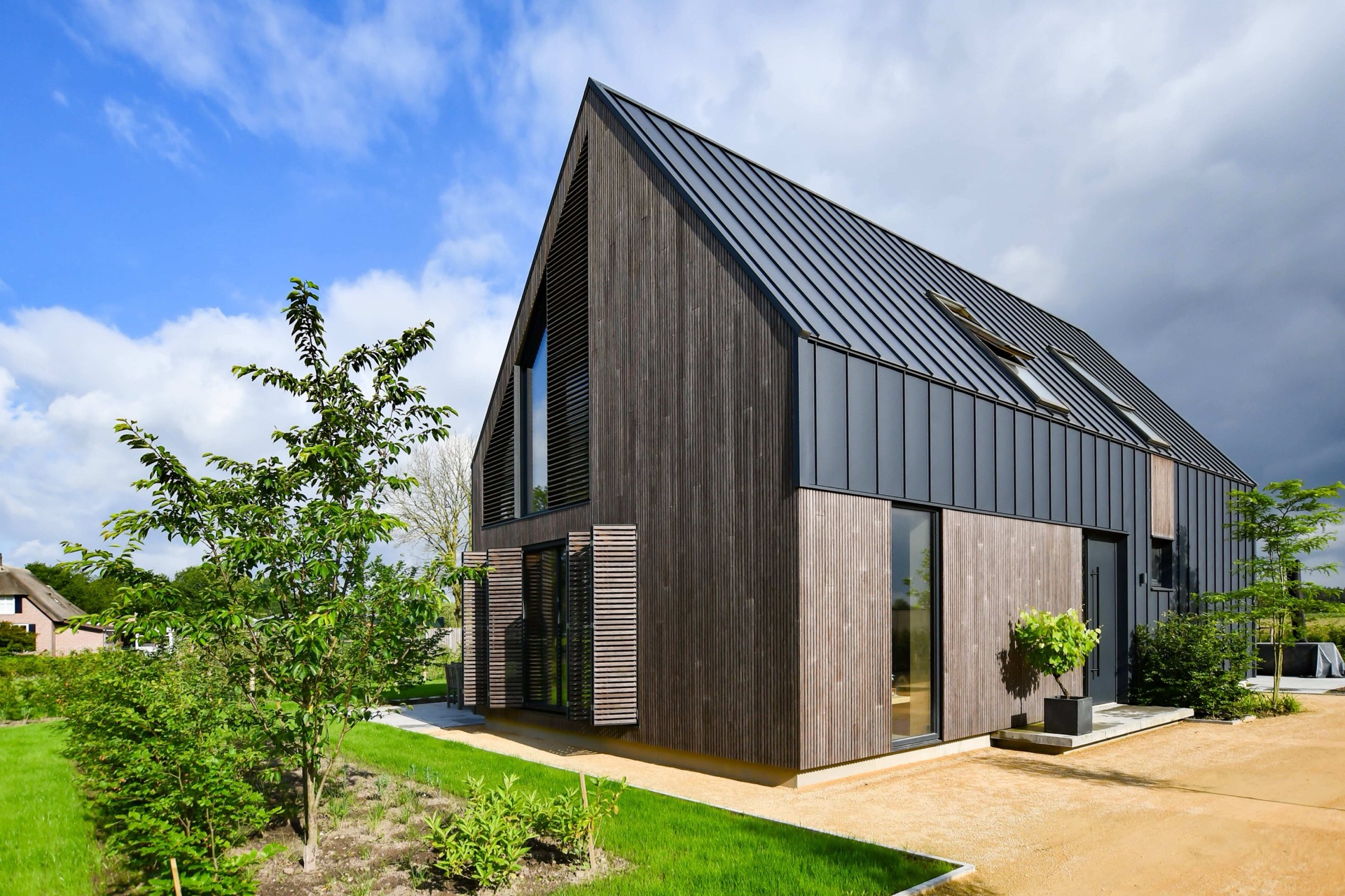 rivestimento in legno per pareti: facciata moderna con listoni di legno e grandi finestre, Luxe, Design, Exclusief, Modern, Maatwerk, Bijzondere, Mooie