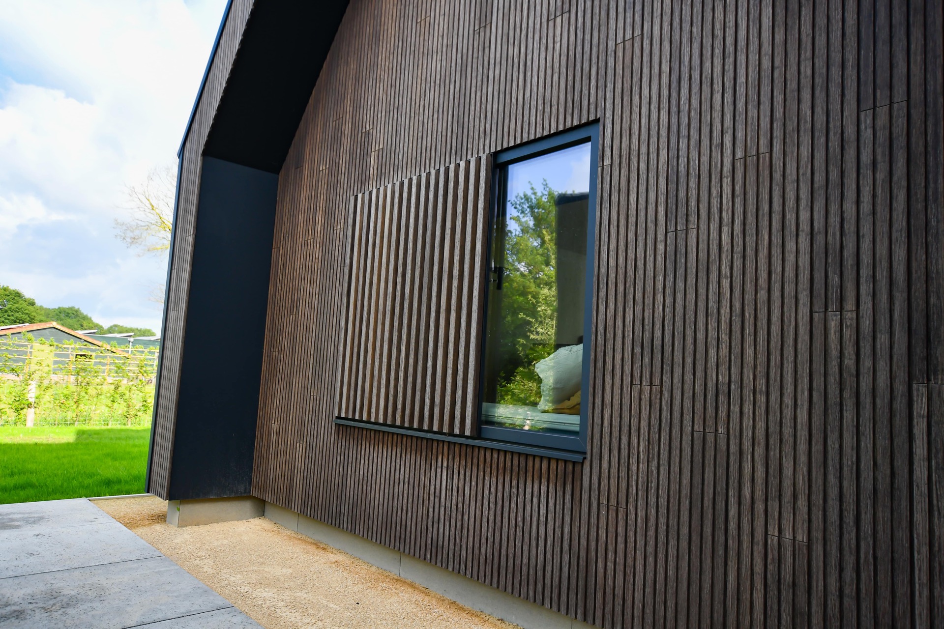 rivestimento in legno per pareti: casa con facciata in legno, grandi finestre e protezione solare, Luxe, Design, Exclusief, Modern, Maatwerk, Bijzondere, Mooie