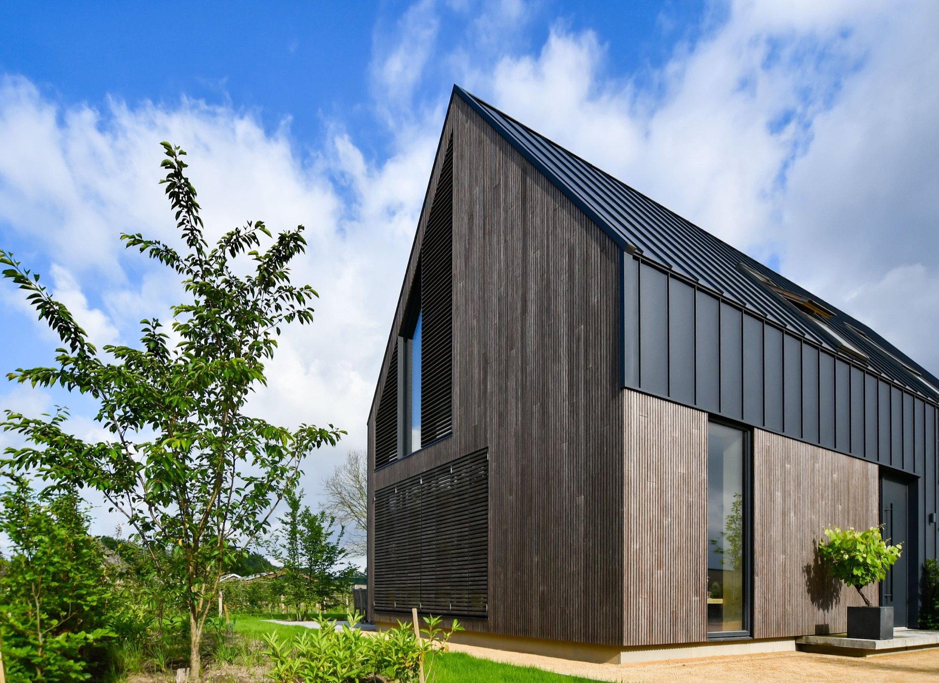 rivestimento in legno per pareti: casa con facciata in legno, grandi finestre e protezione solare, Luxe, Design, Exclusief, Modern, Maatwerk, Bijzondere, Mooie
