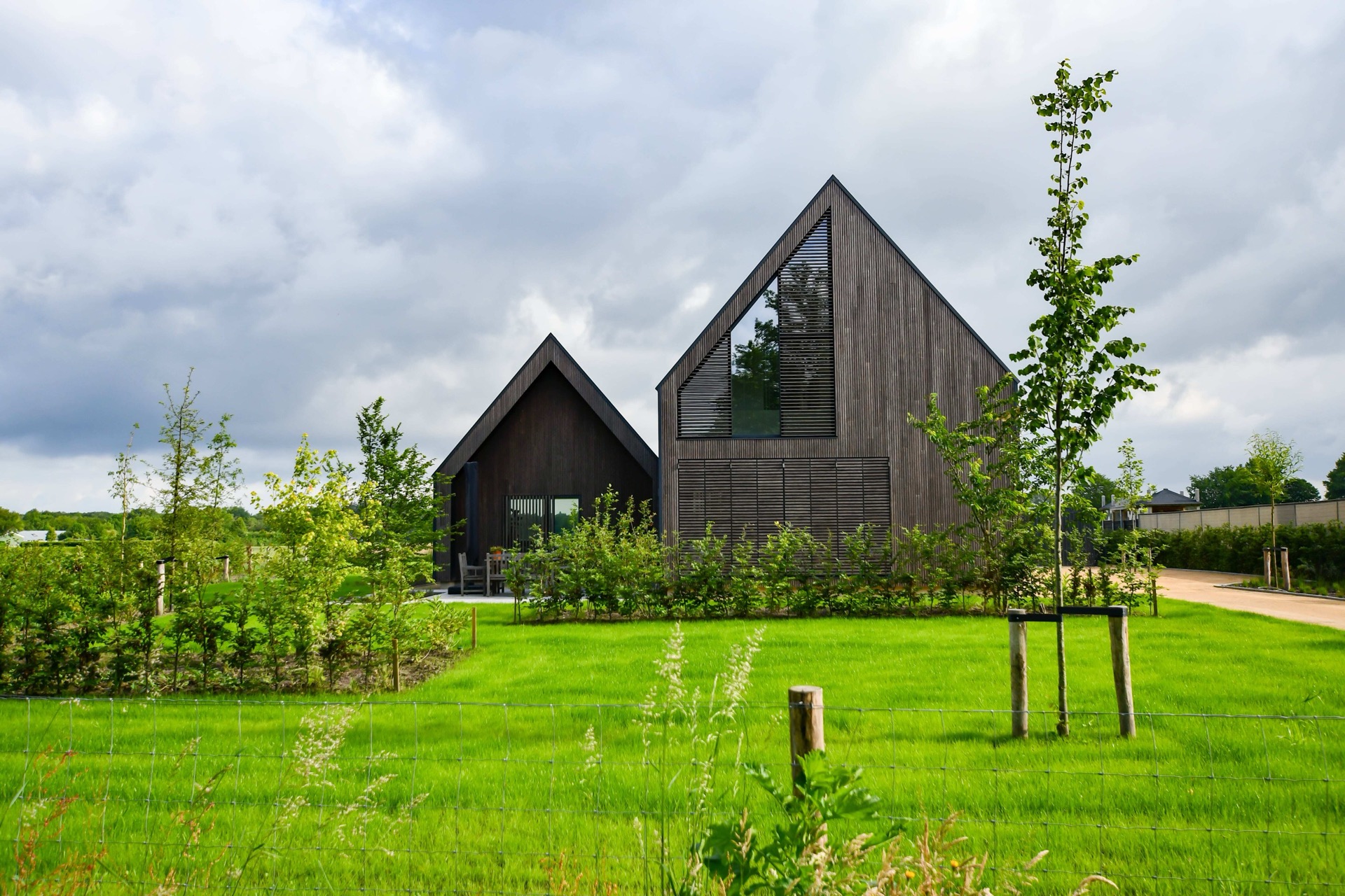 rivestimento in legno per pareti: casa con fachada in legno, grandi finestre e protezione solare, Luxe, Design, Exclusief, Modern, Maatwerk, Bijzondere, Mooie