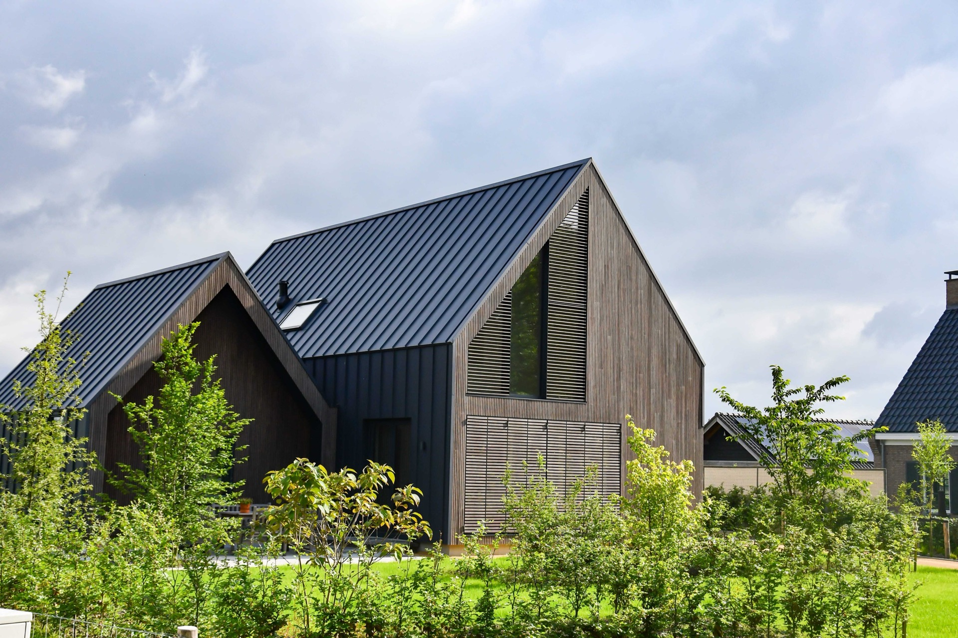rivestimento in legno per pareti: casa con listelli di legno verticali e grandi finestre, Luxe, Design, Exclusief, Modern, Maatwerk, Bijzondere, Mooie