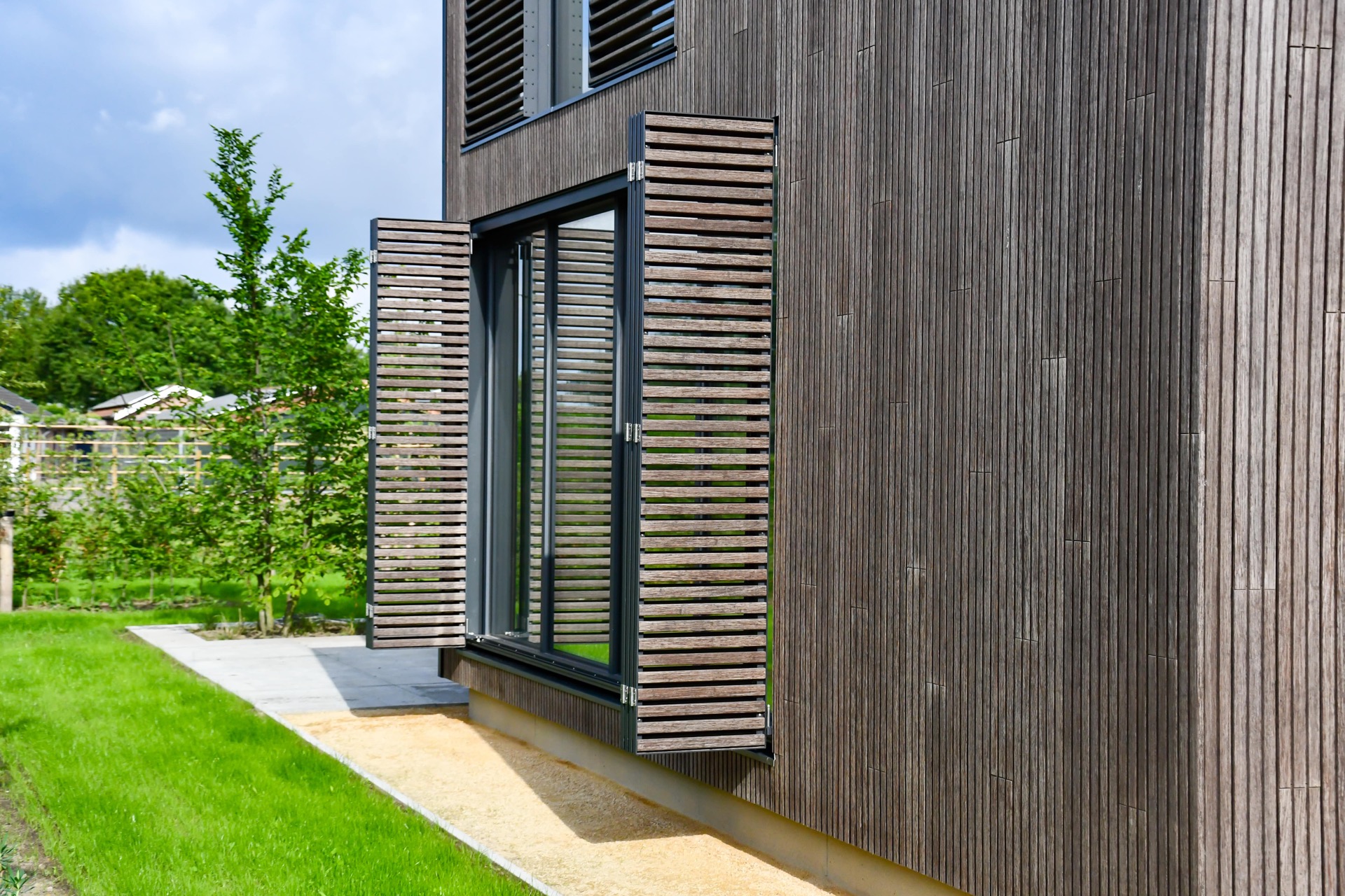 rivestimento in legno per pareti: casa con facciata in legno, grandi finestre e protezione solare, Luxe, Design, Exclusief, Modern, Maatwerk, Bijzondere, Mooie