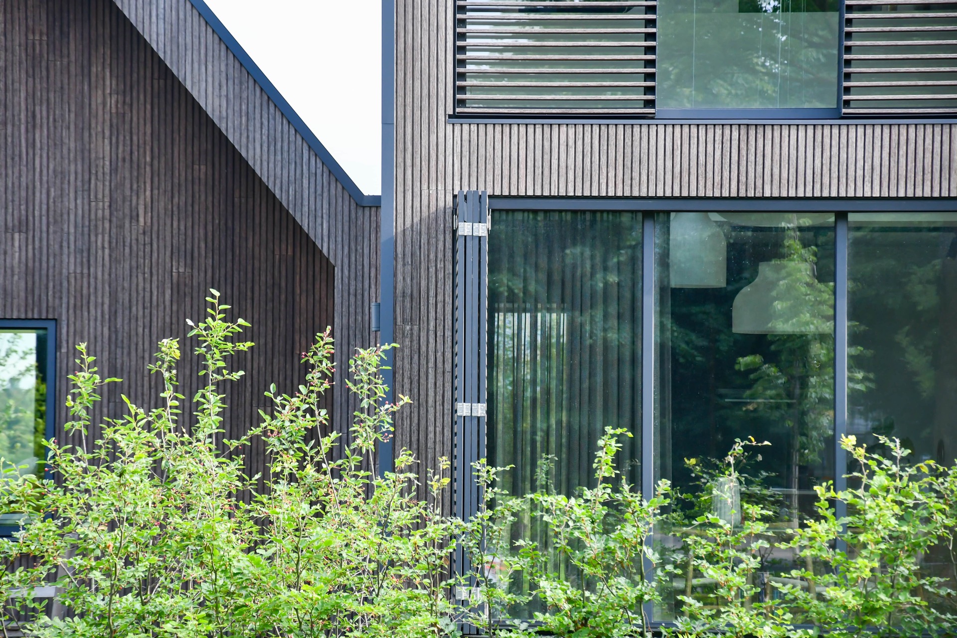 rivestimento in legno per pareti: casa con facciata in legno, grandi finestre e protezione solare, Luxe, Design, Exclusief, Modern, Maatwerk, Bijzondere, Mooie