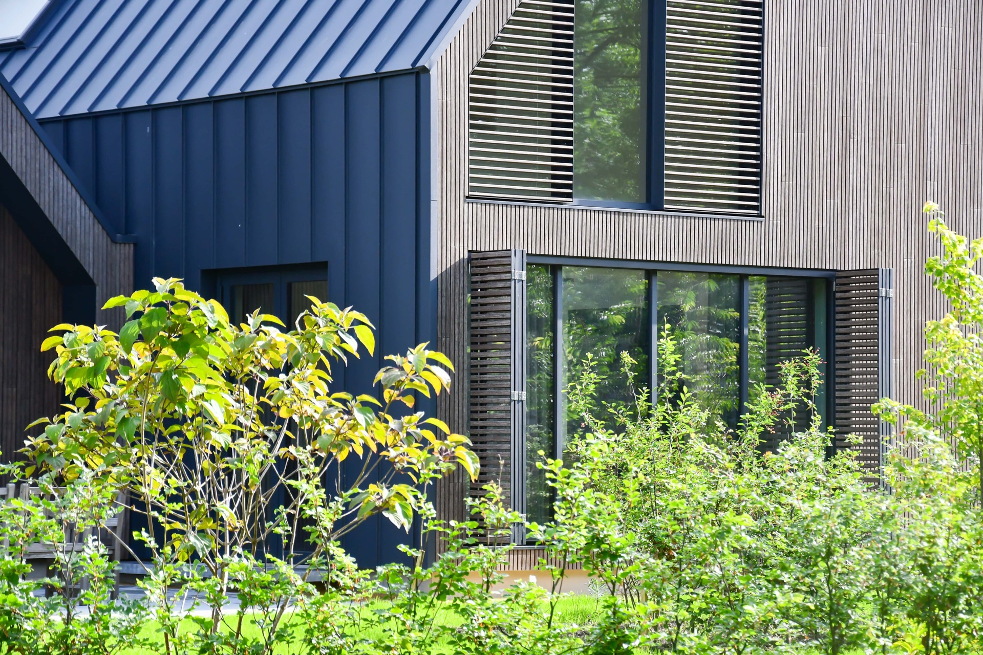 rivestimento in legno per pareti: casa con facciata in legno, grandi finestre e protezione solare, Luxe, Design, Exclusief, Modern, Maatwerk, Bijzondere, Mooie