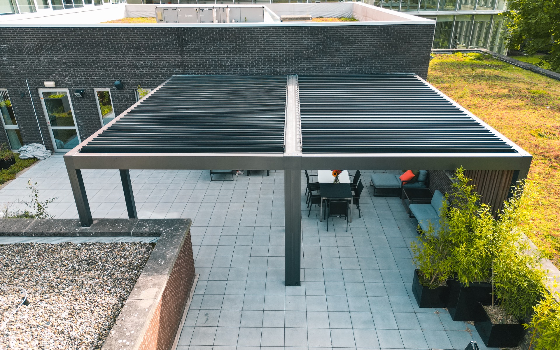 rivestimento in legno per pareti: rivestimento in legno e mobili da giardino, fioriere e piante verdi, Luxury, Design, Exclusive, Modern, Custom Made, Special, Beautiful