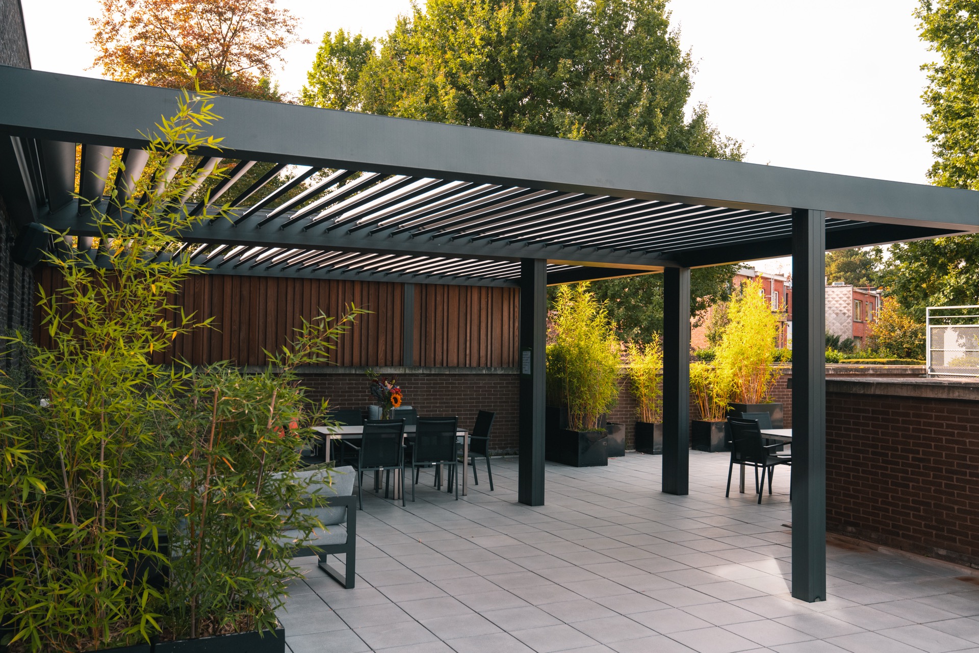 rivestimento in legno per pareti: terrazza moderna con pergolato e seduta, facciata in legno e piante verdi, Luxury, Design, Exclusive, Modern, Custom Made, Special, Beautiful