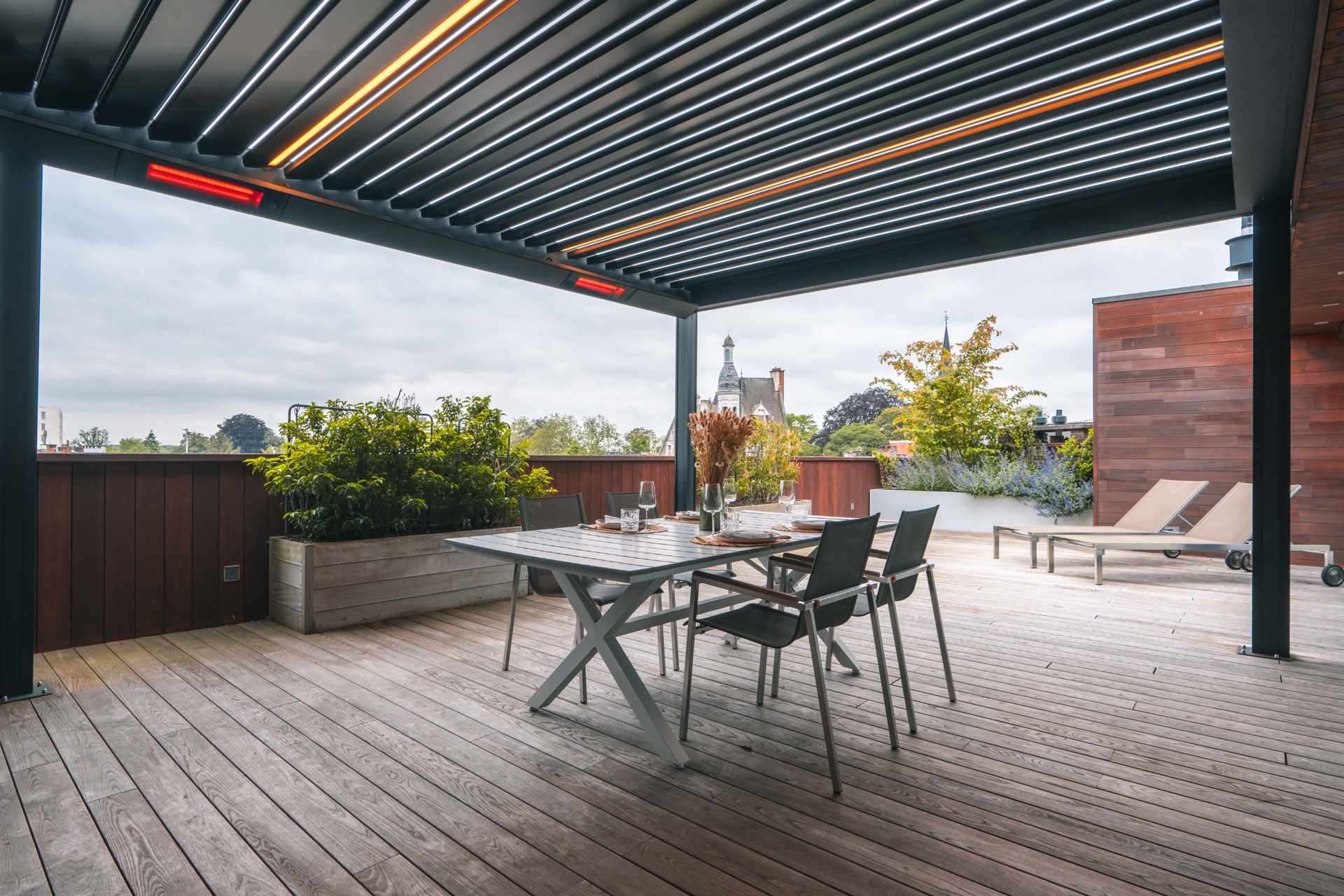 Terrazza sul tetto di lusso con tetto a lamelle: terrazza sul tetto di lusso con tavolo e tetto a lamelle regolabili, Luxury, Design, Exclusive, Modern, Custom Made, Special, Beautiful