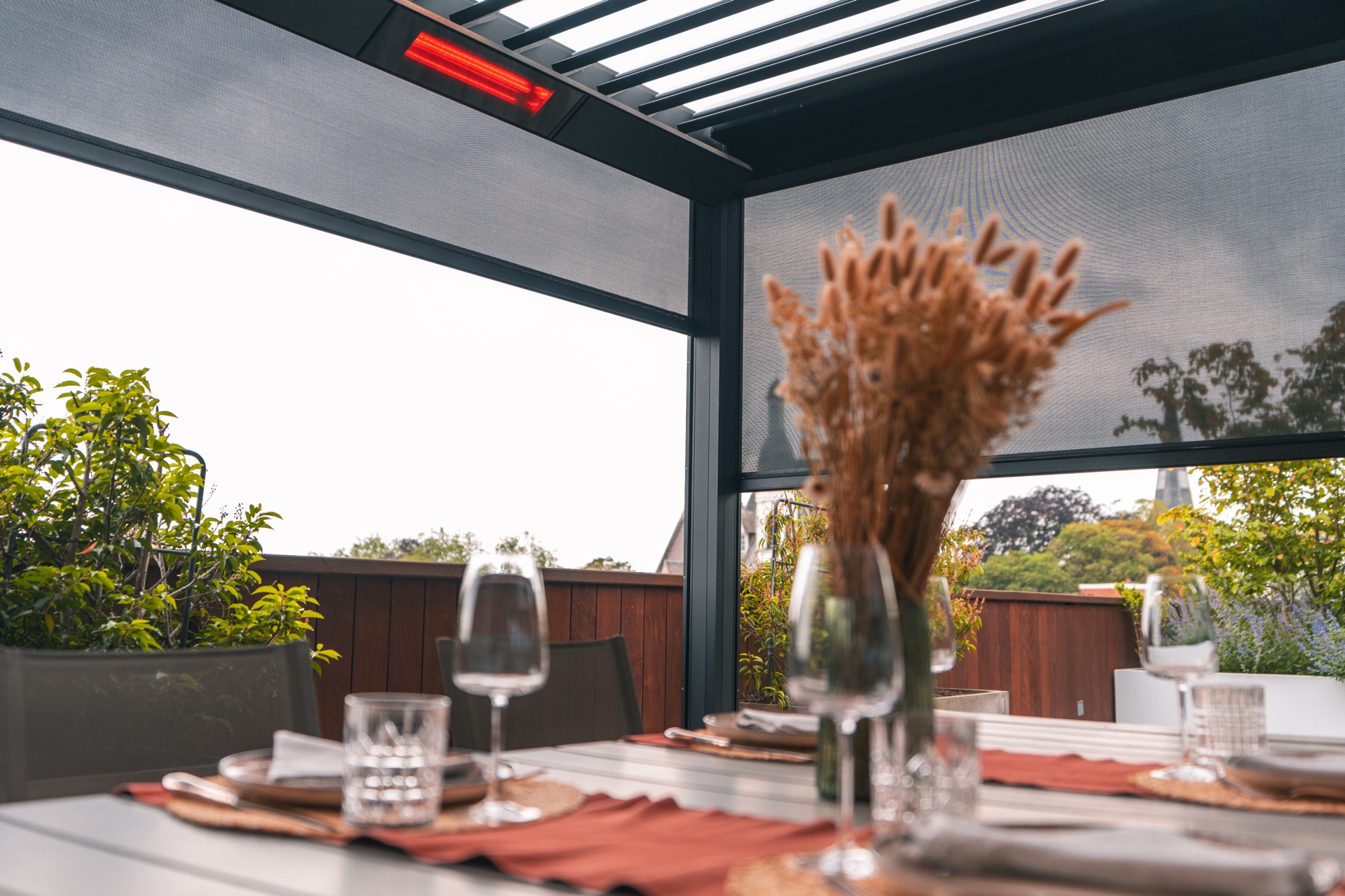 Terrazza sul tetto di lusso con tetto a lamelle: dettaglio di lamelle e illuminazione sotto il tetto, Luxury, Design, Exclusive, Modern, Custom Made, Special, Beautiful