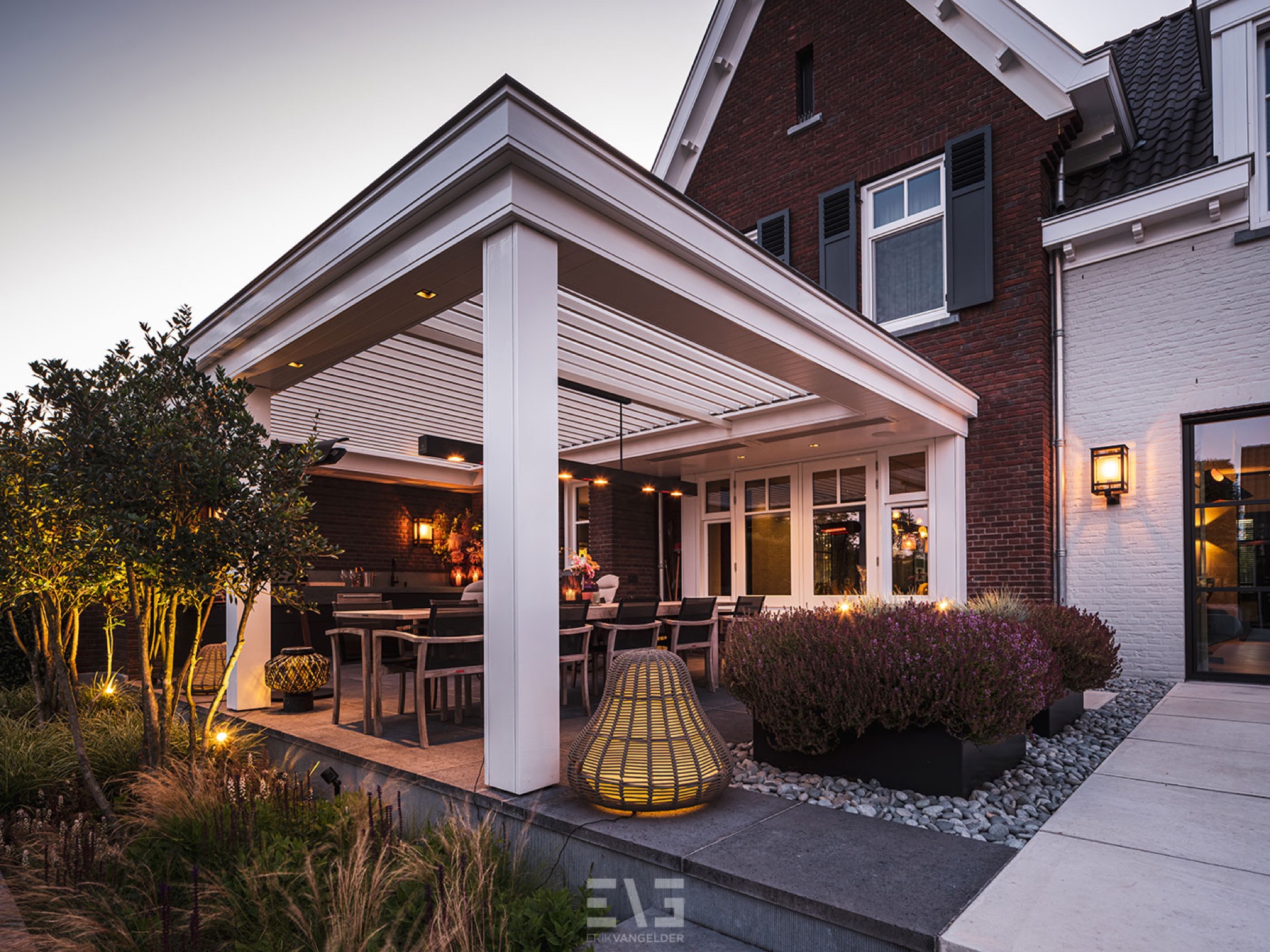 copertura giardino moderna: giardino moderno con copertura in alluminio bianco e piscina illuminata al tramonto., Luxury, Design, Exclusive, Modern, Custom Made, Special, Beautiful