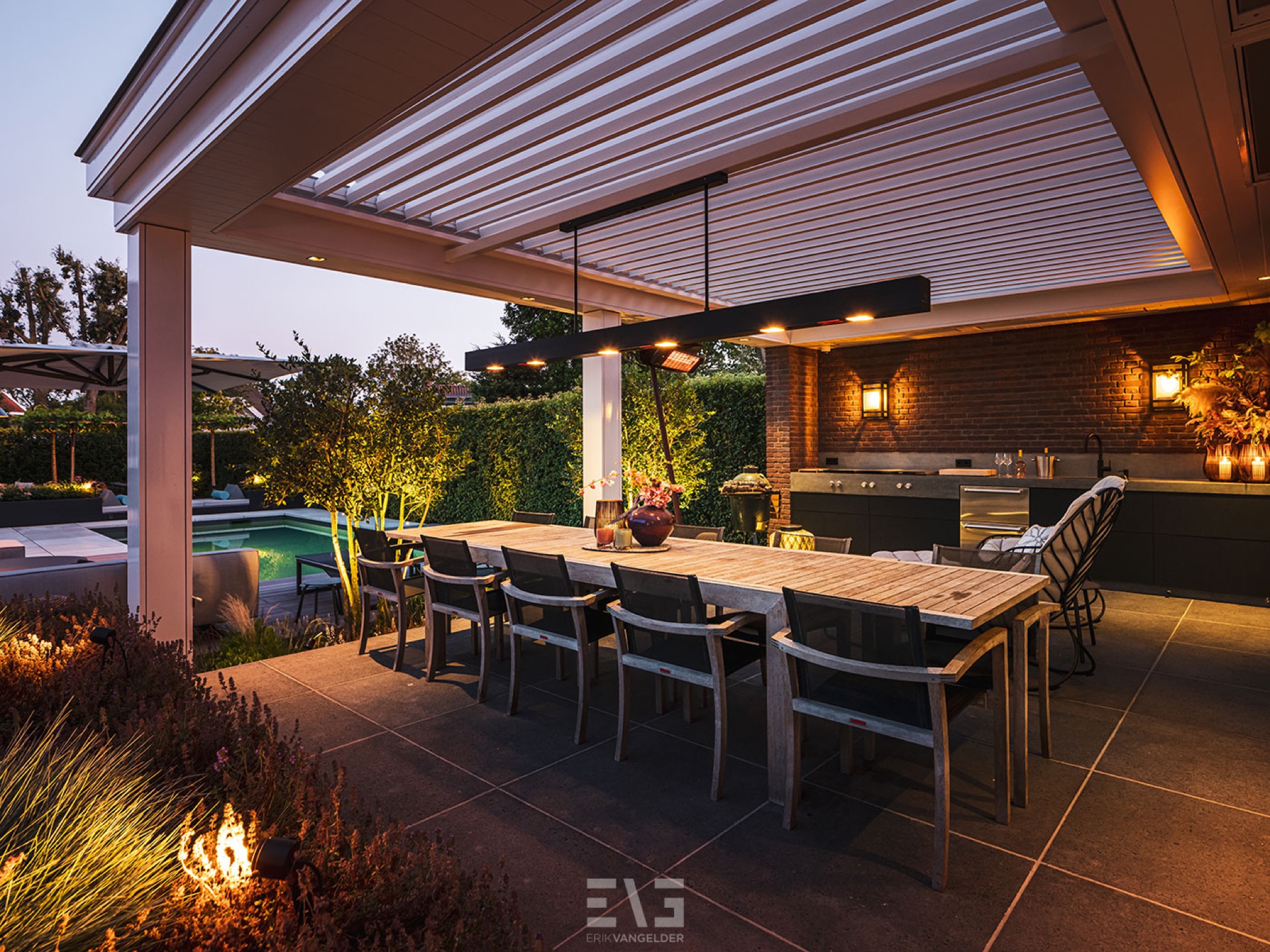 copertura giardino moderna: spazio esterno illuminato con tavolo da pranzo, arredamento lounge e cucina esterna moderna., Luxury, Design, Exclusive, Modern, Custom Made, Special, Beautiful