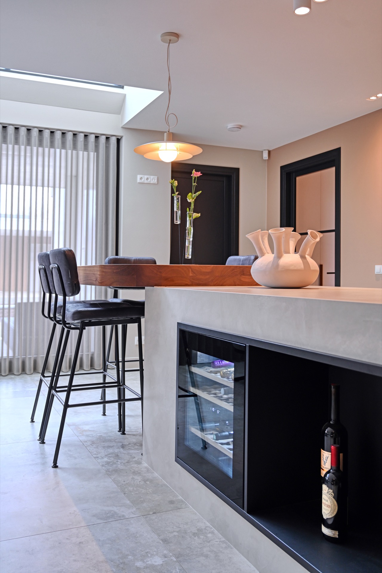 interni eleganti casa moderna: zona giorno con grande finestra e mobili moderni, Luxury, Design, Exclusive, Modern, Custom Made, Special, Beautiful