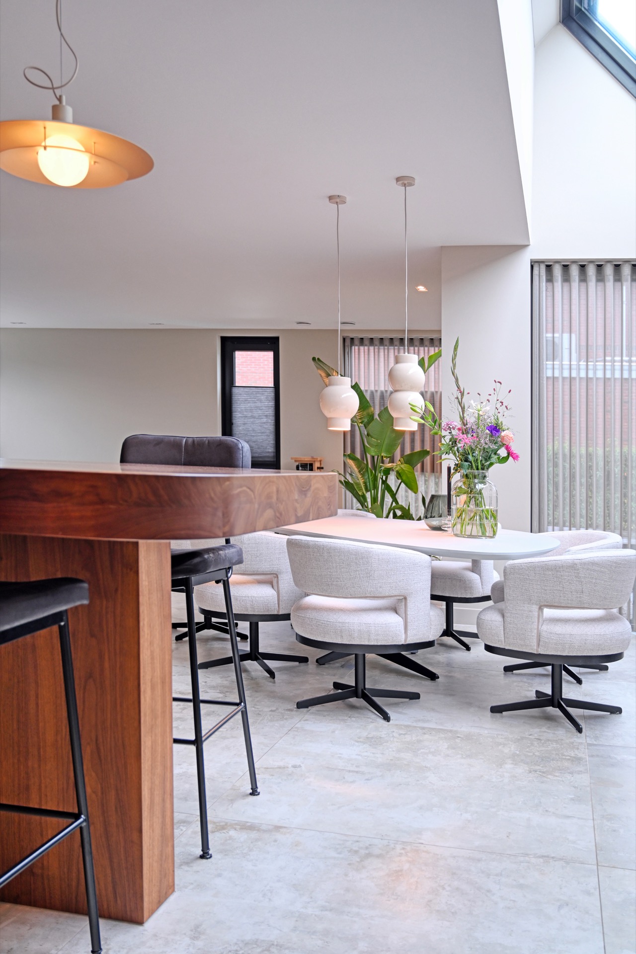 interni eleganti casa moderna: tavolo da pranzo con fiori e lampade sospese in uno spazio luminoso., Luxury, Design, Exclusive, Modern, Custom Made, Special, Beautiful