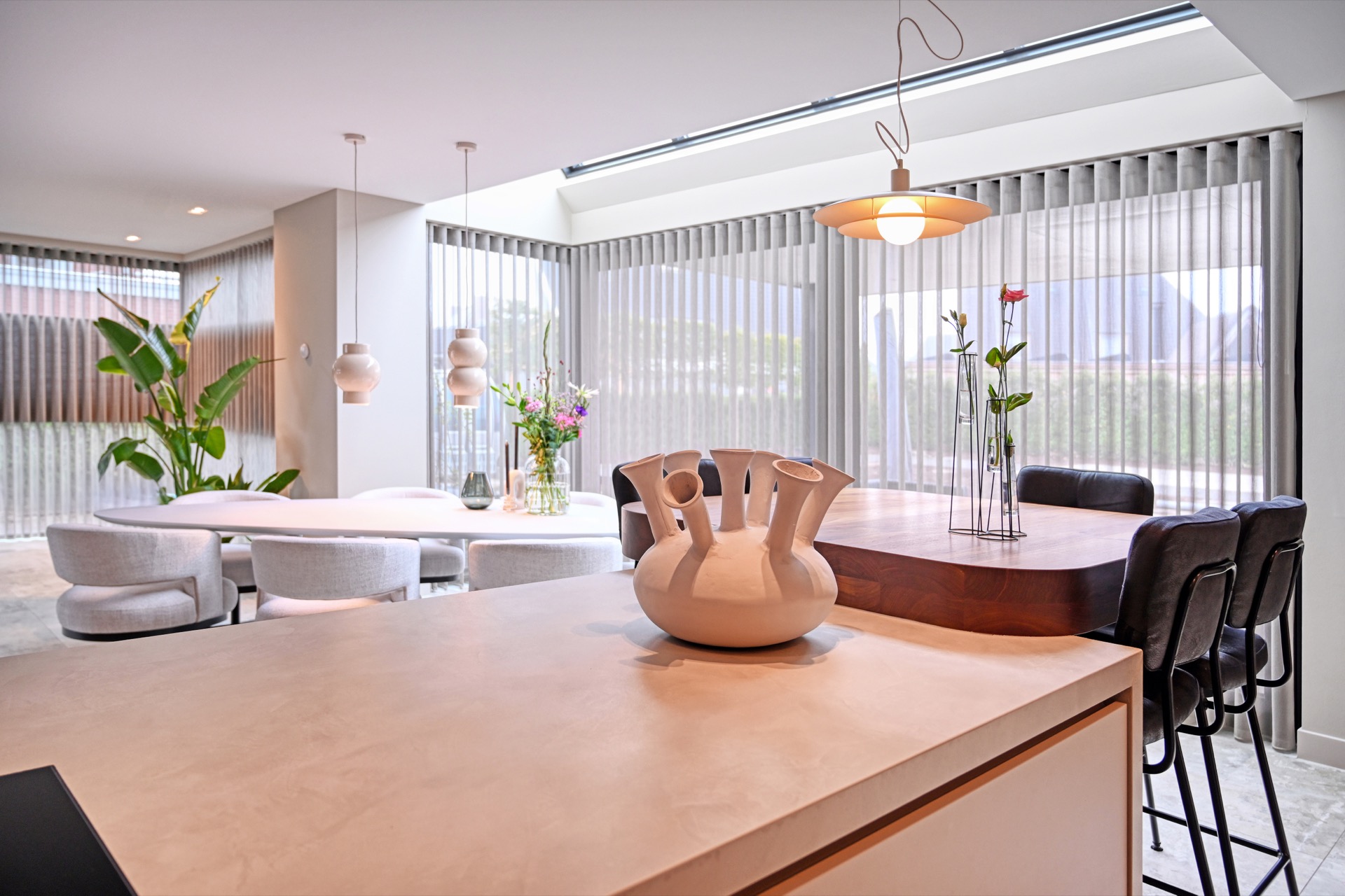 interni eleganti casa moderna: soggiorno luminoso con grandi finestre e zona salotto., Luxury, Design, Exclusive, Modern, Custom Made, Special, Beautiful