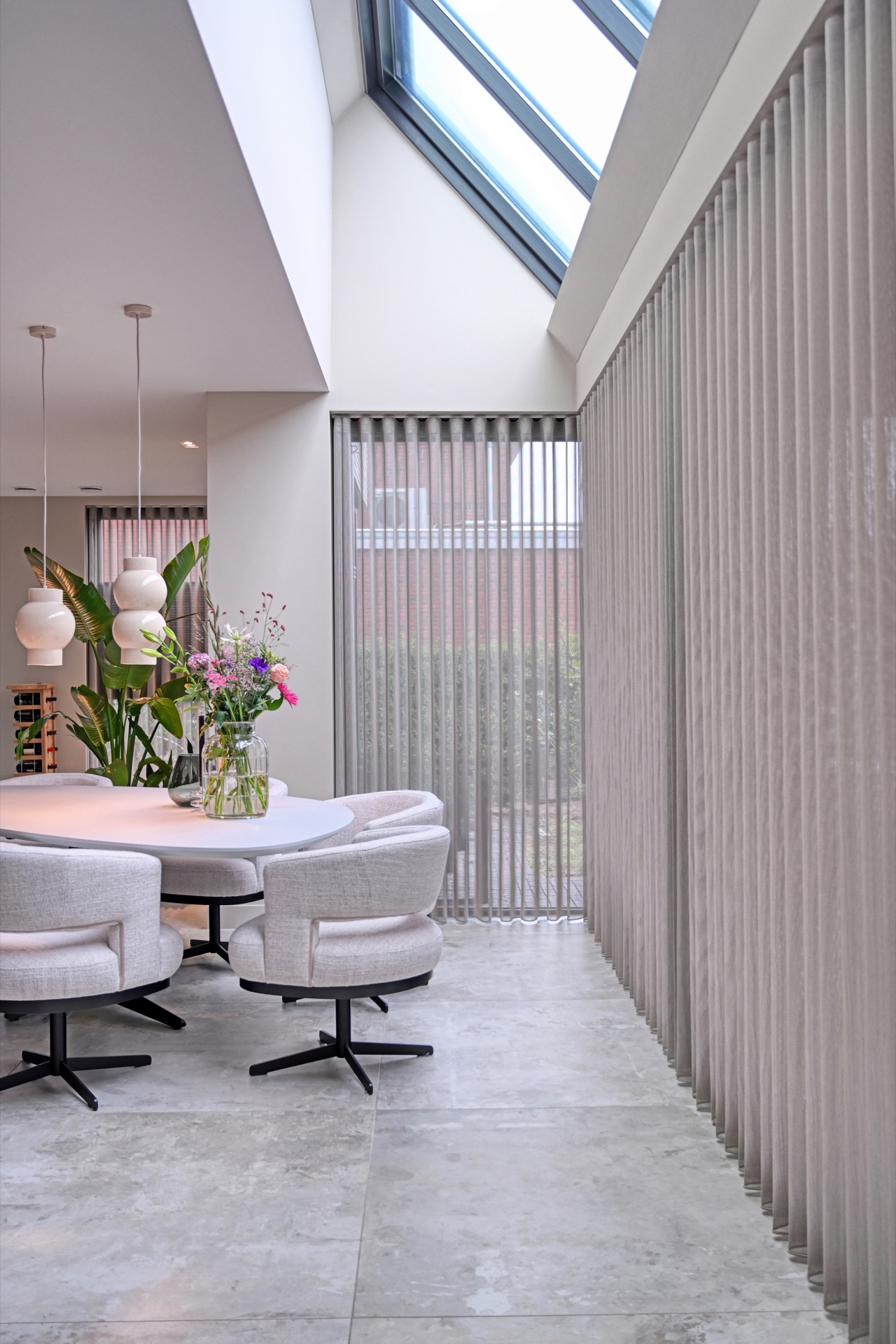 interni eleganti casa moderna: soggiorno con parete in cemento, camino aperto e grandi finestre., Luxury, Design, Exclusive, Modern, Custom Made, Special, Beautiful