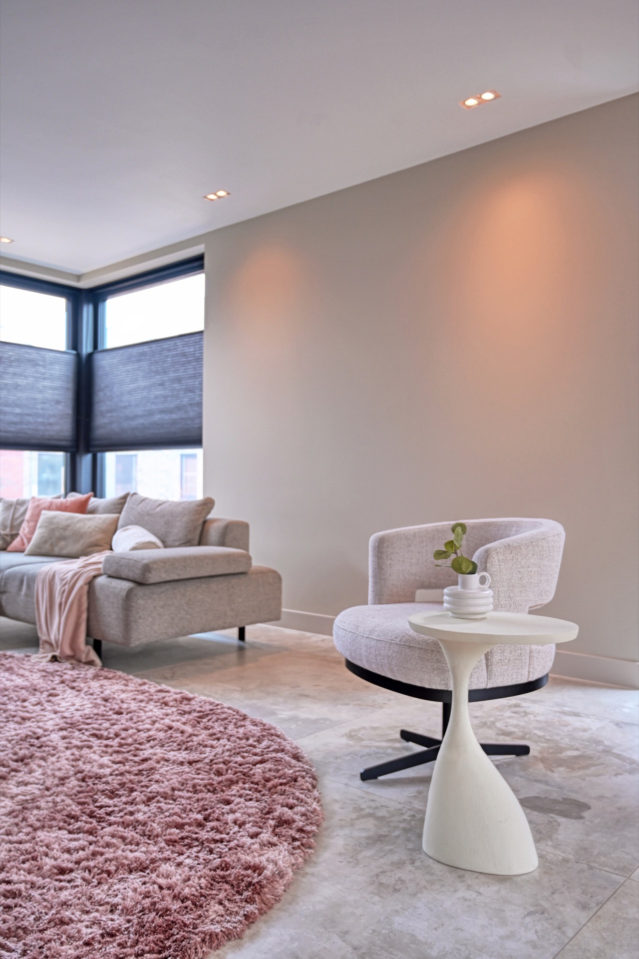 interni eleganti casa moderna: soggiorno moderno con grandi finestre e divano confortevole, tappeto colorato, ambiente, Luxury, Design, Exclusive, Modern, Custom Made, Special, Beautiful
