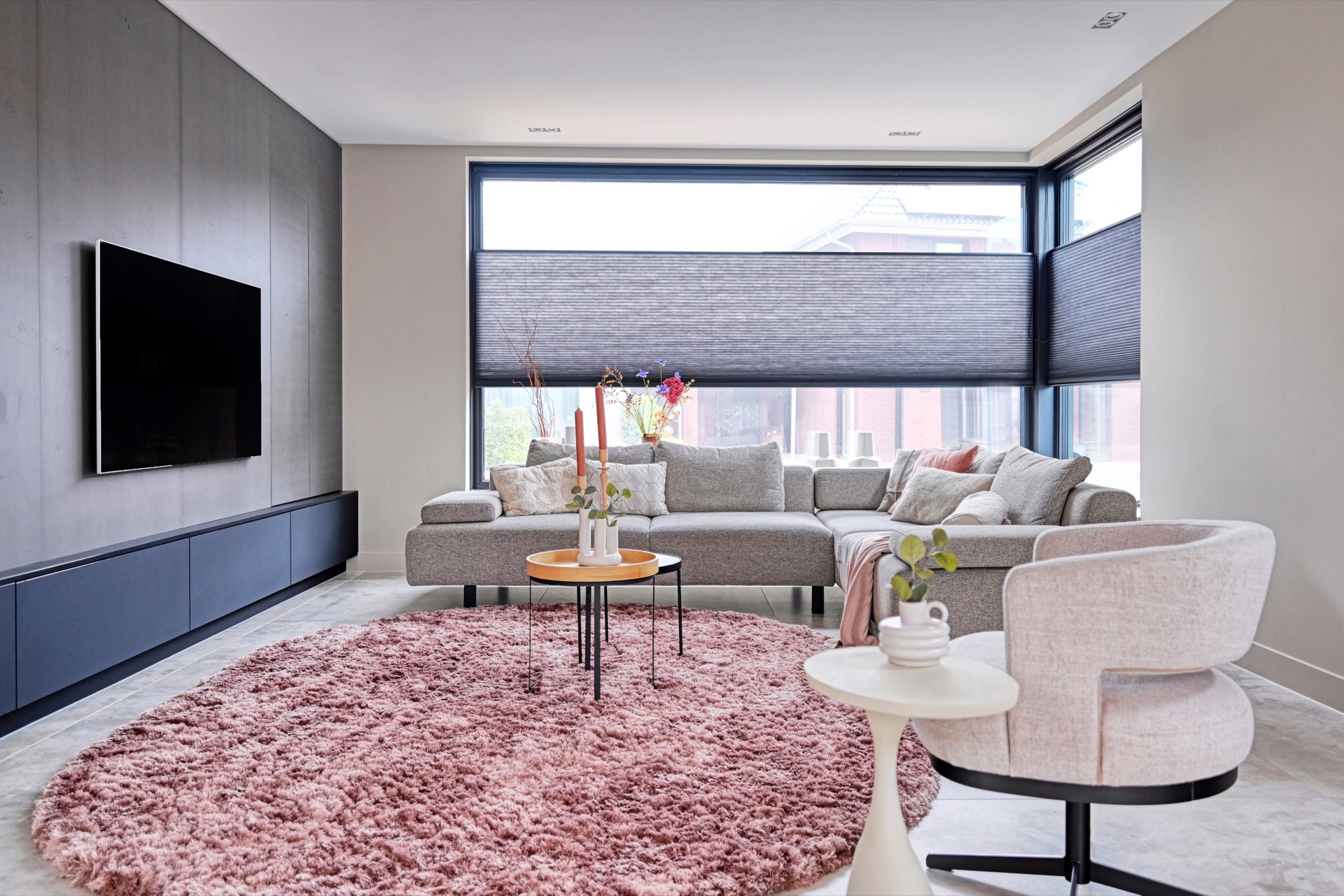 interni eleganti casa moderna: soggiorno con grandi finestre e tavolino, piante e fiori decorativi, atmosfera luminosa, Luxury, Design, Exclusive, Modern, Custom Made, Special, Beautiful