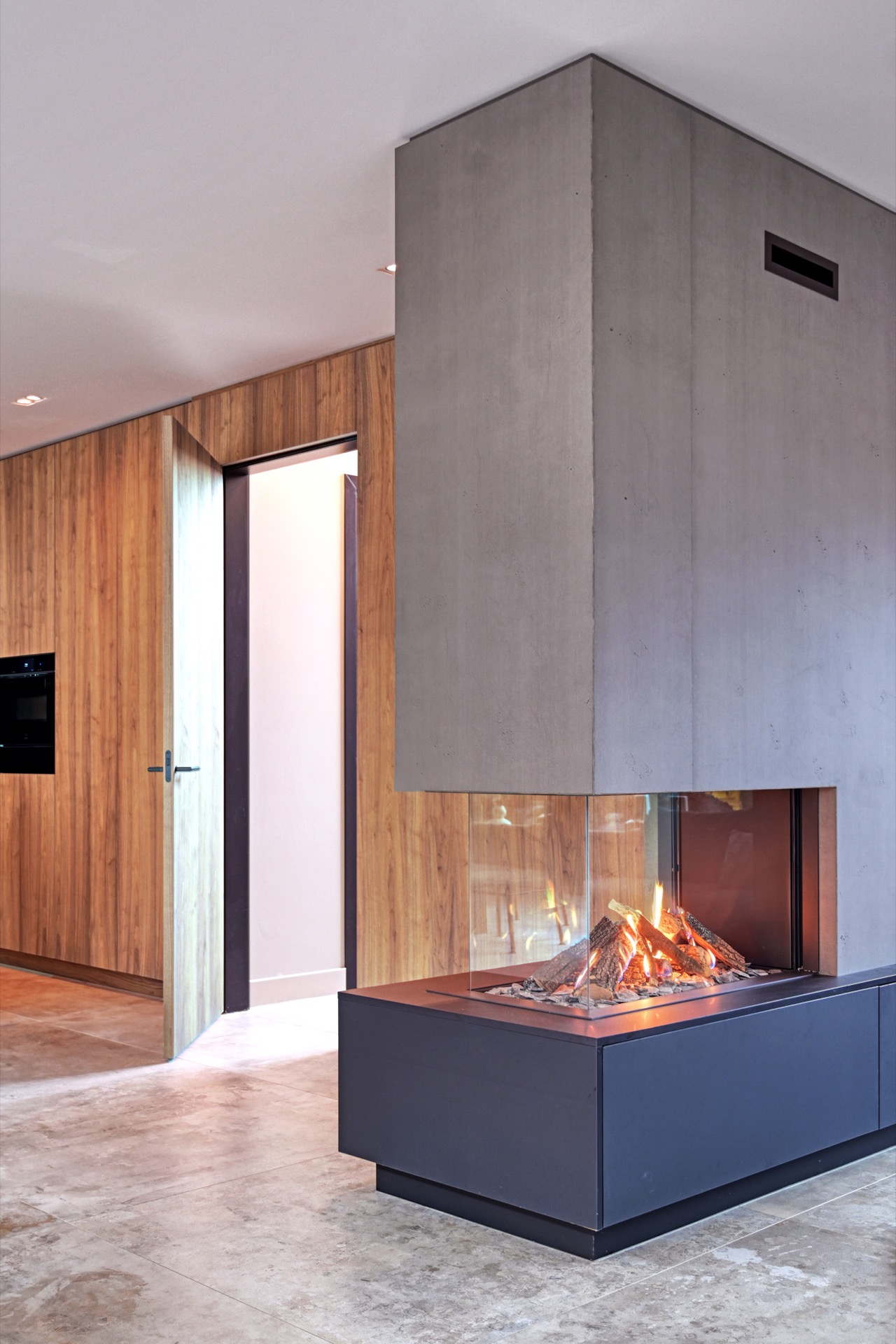 interni eleganti casa moderna: camino interno con camino in cemento e cornice in legno in un interno moderno, Luxury, Design, Exclusive, Modern, Custom Made, Special, Beautiful