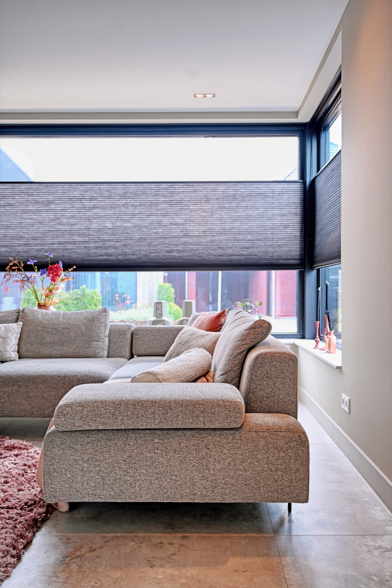 interni eleganti casa moderna: zona soggiorno accogliente con grandi finestre e tende in una casa moderna, Luxury, Design, Exclusive, Modern, Custom Made, Special, Beautiful