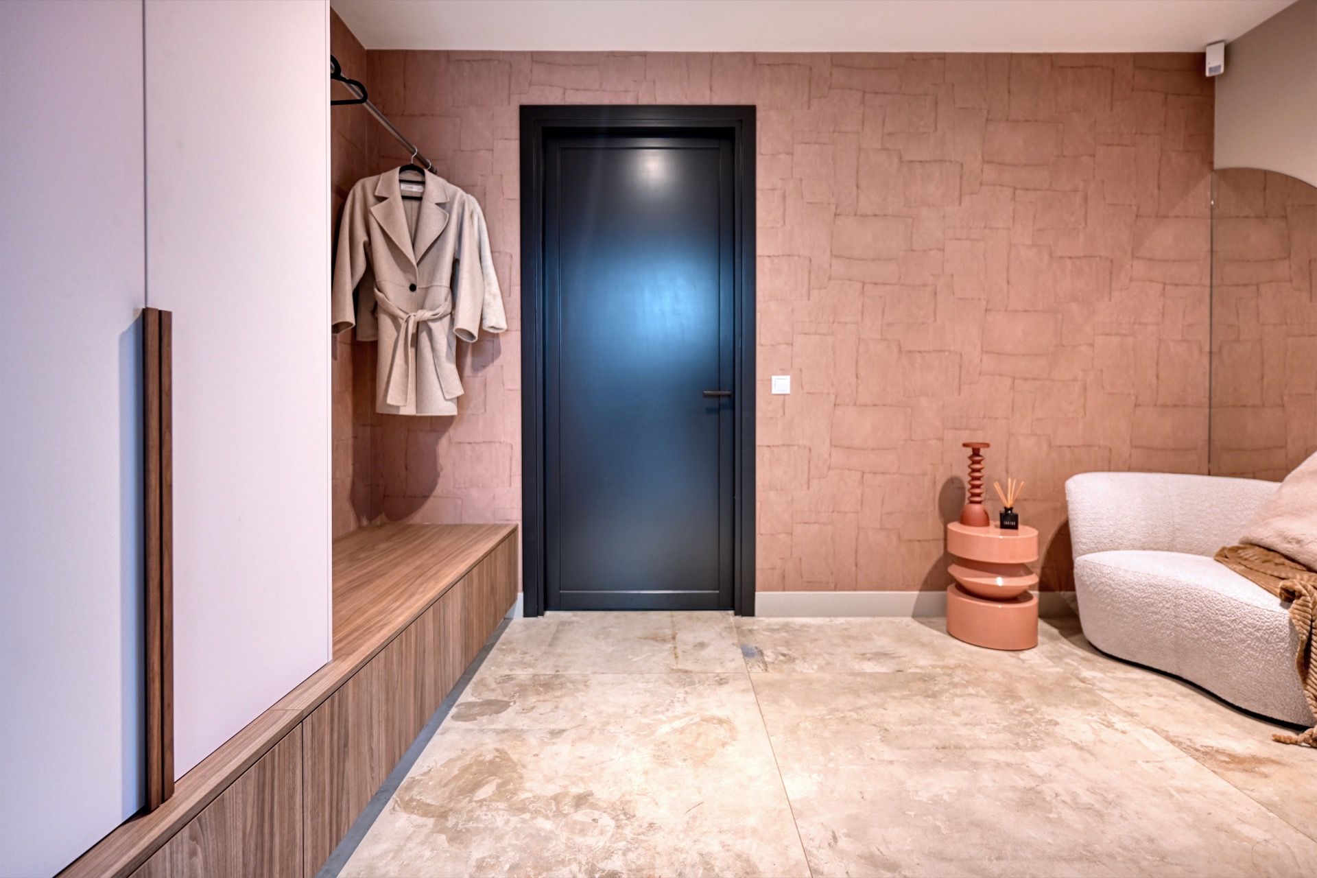 interni eleganti casa moderna: ingresso con porta nera, piastrelle in ceramica, panca in legno in colori naturali., Luxury, Design, Exclusive, Modern, Custom Made, Special, Beautiful