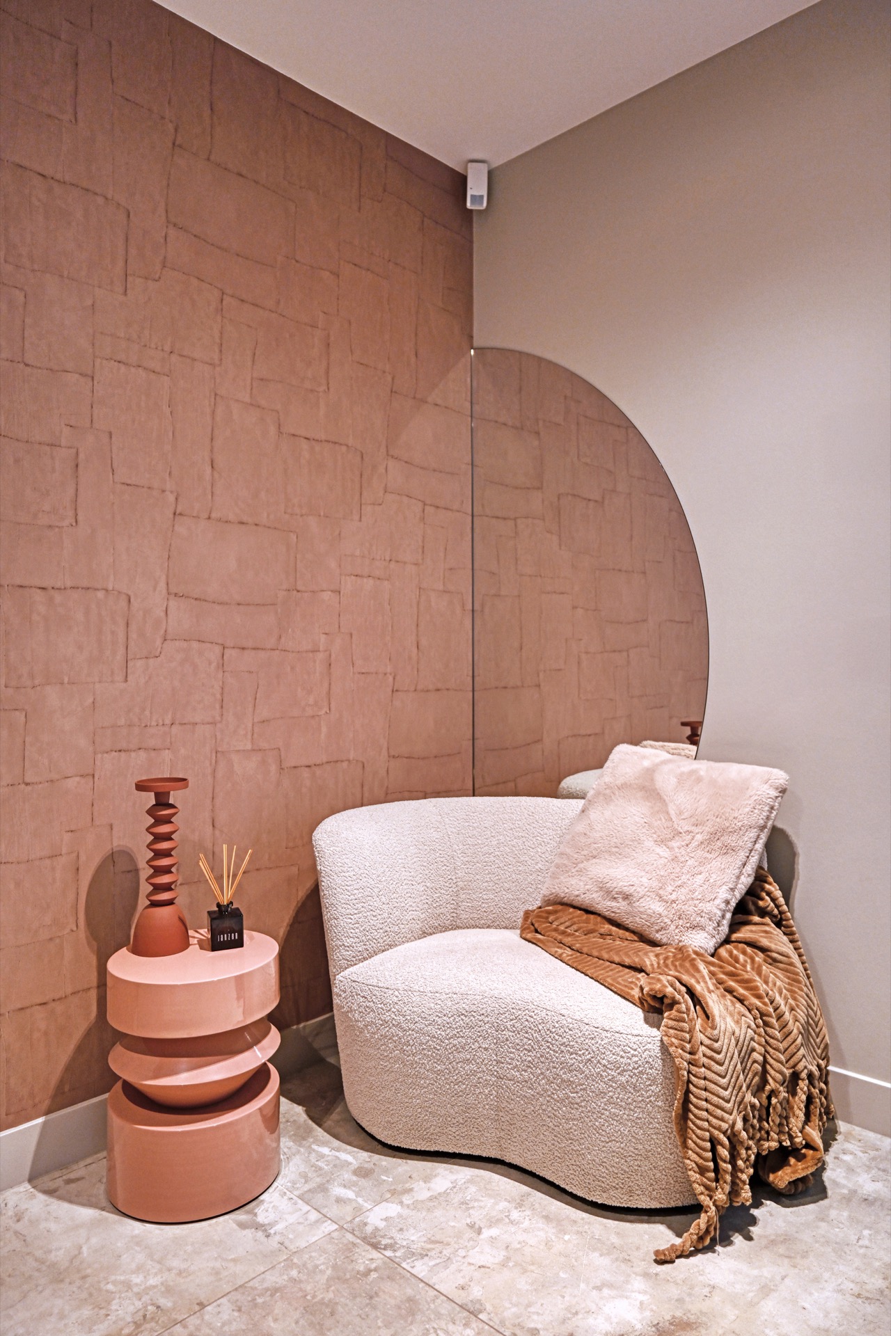 interni eleganti casa moderna: angolo salotto accogliente con colori pastello, tende leggere e accessori decorativi., Luxury, Design, Exclusive, Modern, Custom Made, Special, Beautiful