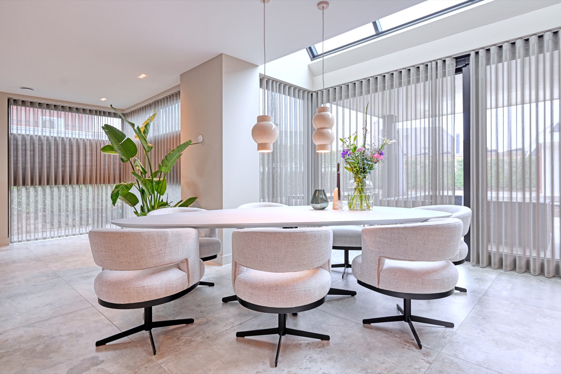 interni eleganti casa moderna: tavolo da pranzo con vasi e fiori in sala da pranzo luminosa con grandi finestre, Luxury, Design, Exclusive, Modern, Custom Made, Special, Beautiful