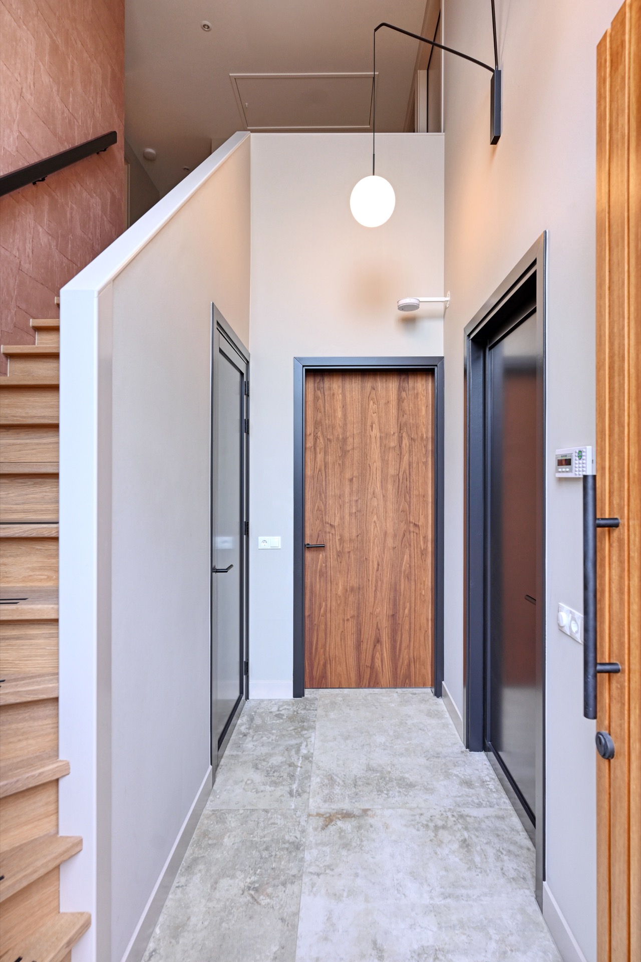 interni eleganti casa moderna: ingresso moderno con scala in legno e porte, finitura murale elegante., Luxury, Design, Exclusive, Modern, Custom Made, Special, Beautiful