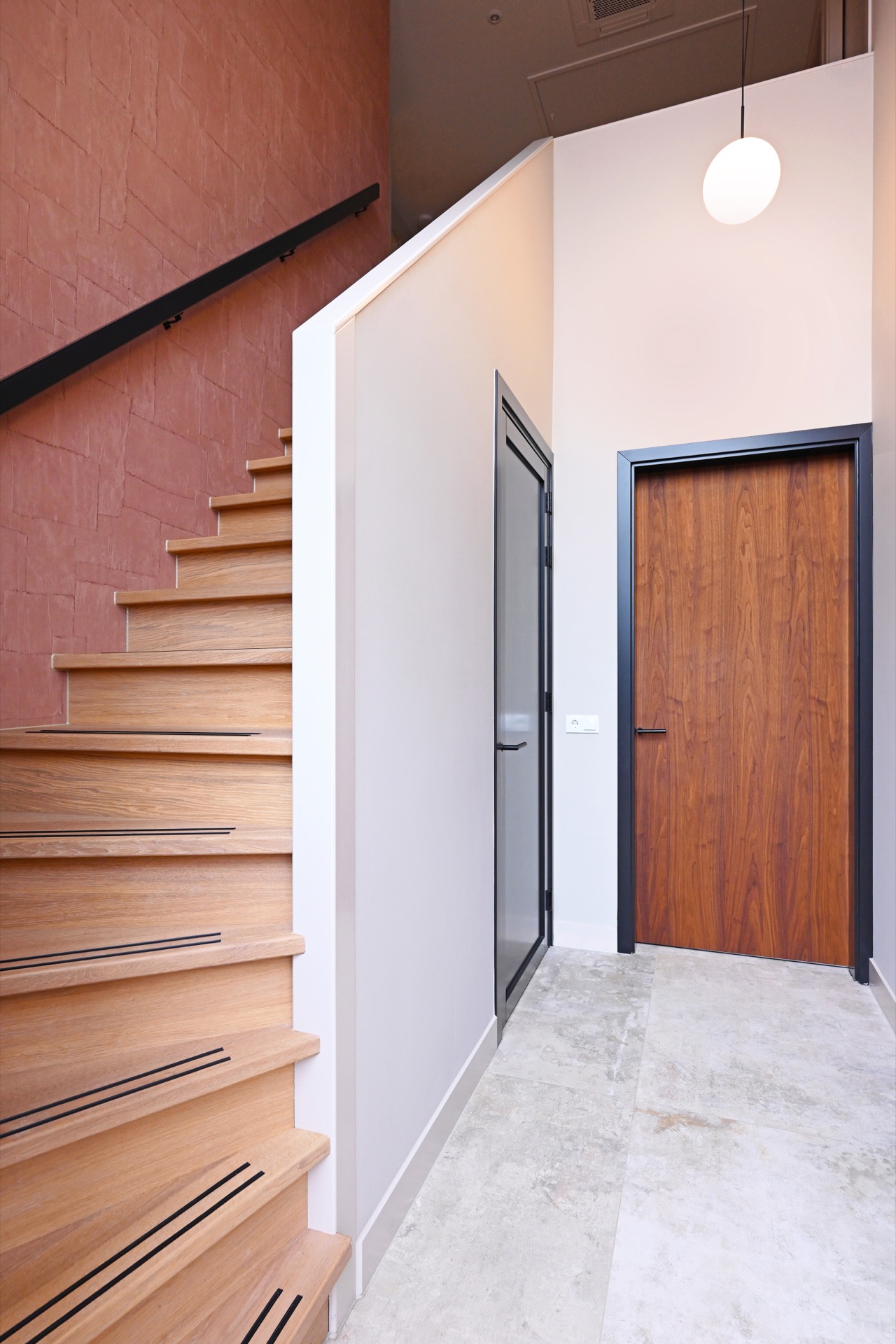 interni eleganti casa moderna: bagno moderno con vasca indipendente, pannelli in legno, grande finestra., Luxury, Design, Exclusive, Modern, Custom Made, Special, Beautiful
