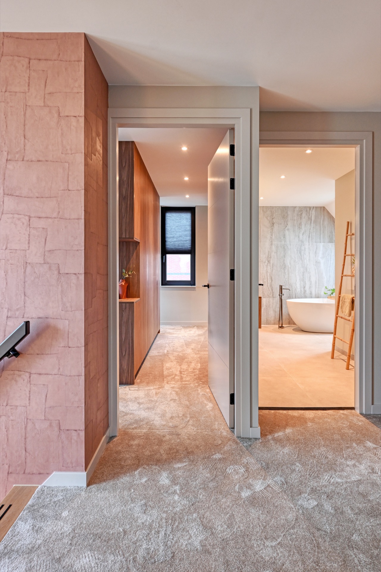 interni eleganti casa moderna: soggiorno con pannelli in legno, pavimento in legno e illuminazione morbida., Luxury, Design, Exclusive, Modern, Custom Made, Special, Beautiful