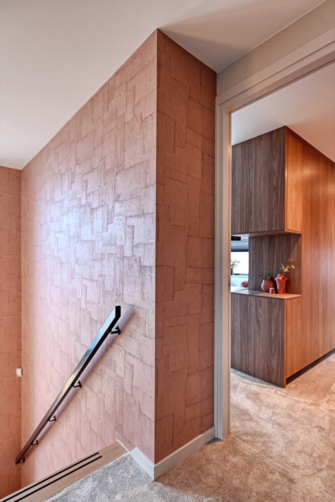 interni eleganti casa moderna: transizione scala con muro di mattoni e pannello in legno interno di casa, Luxury, Design, Exclusive, Modern, Custom Made, Special, Beautiful