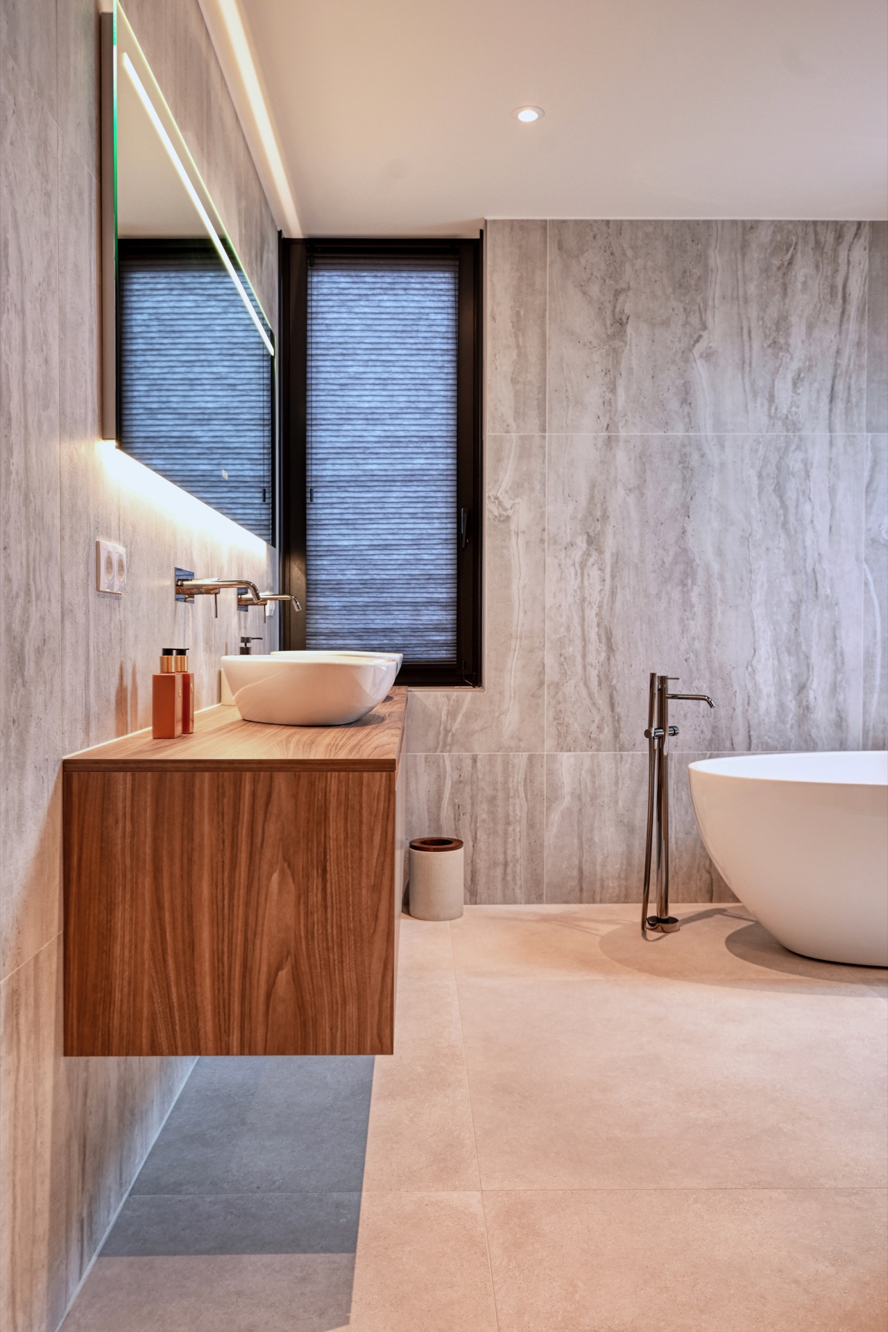interni eleganti casa moderna: bagno moderno con doppio lavabo e mobile in legno, Luxury, Design, Exclusive, Modern, Custom Made, Special, Beautiful