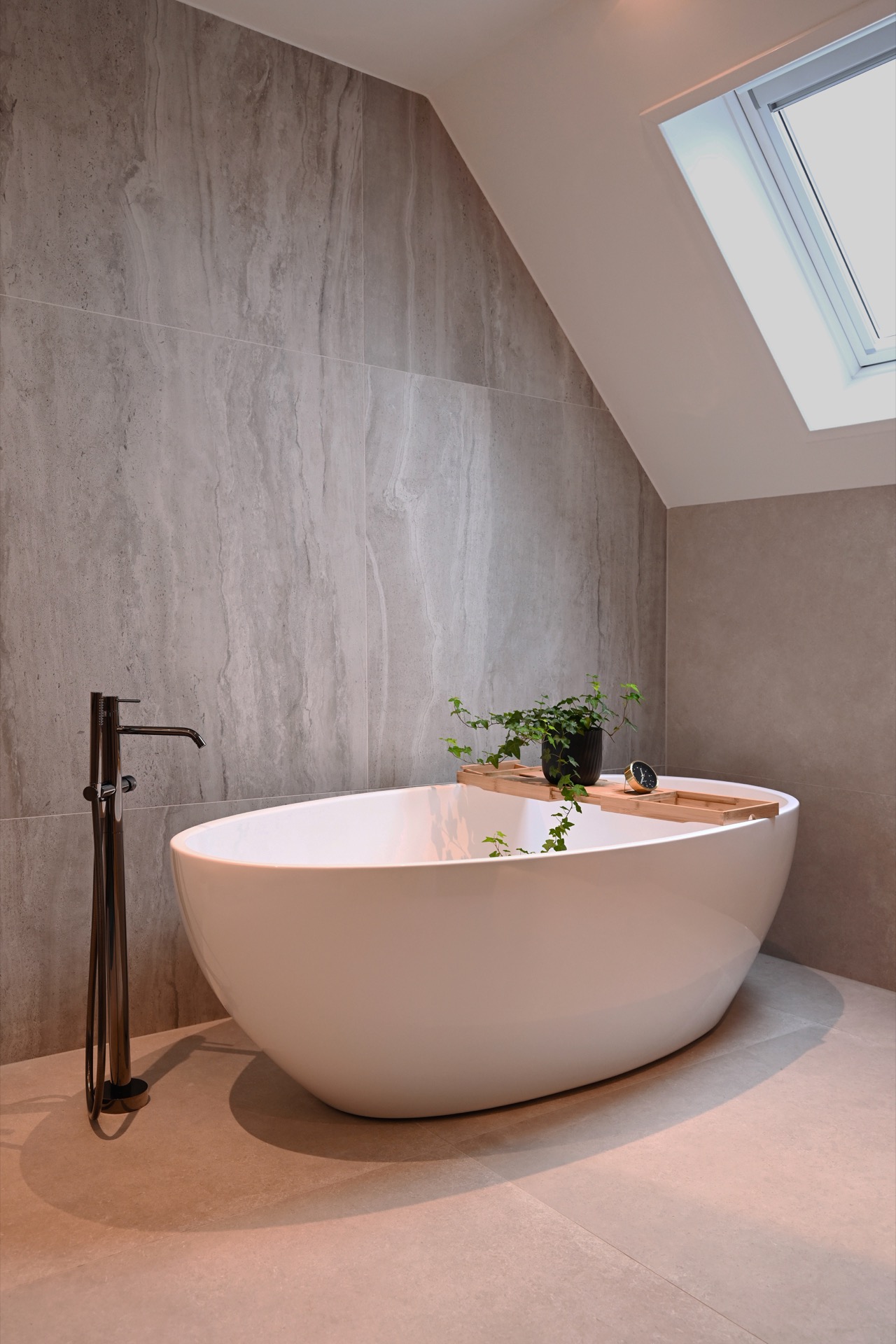 interni eleganti casa moderna: vasca da bagno indipendente sotto lucernario in bagno moderno, Luxury, Design, Exclusive, Modern, Custom Made, Special, Beautiful