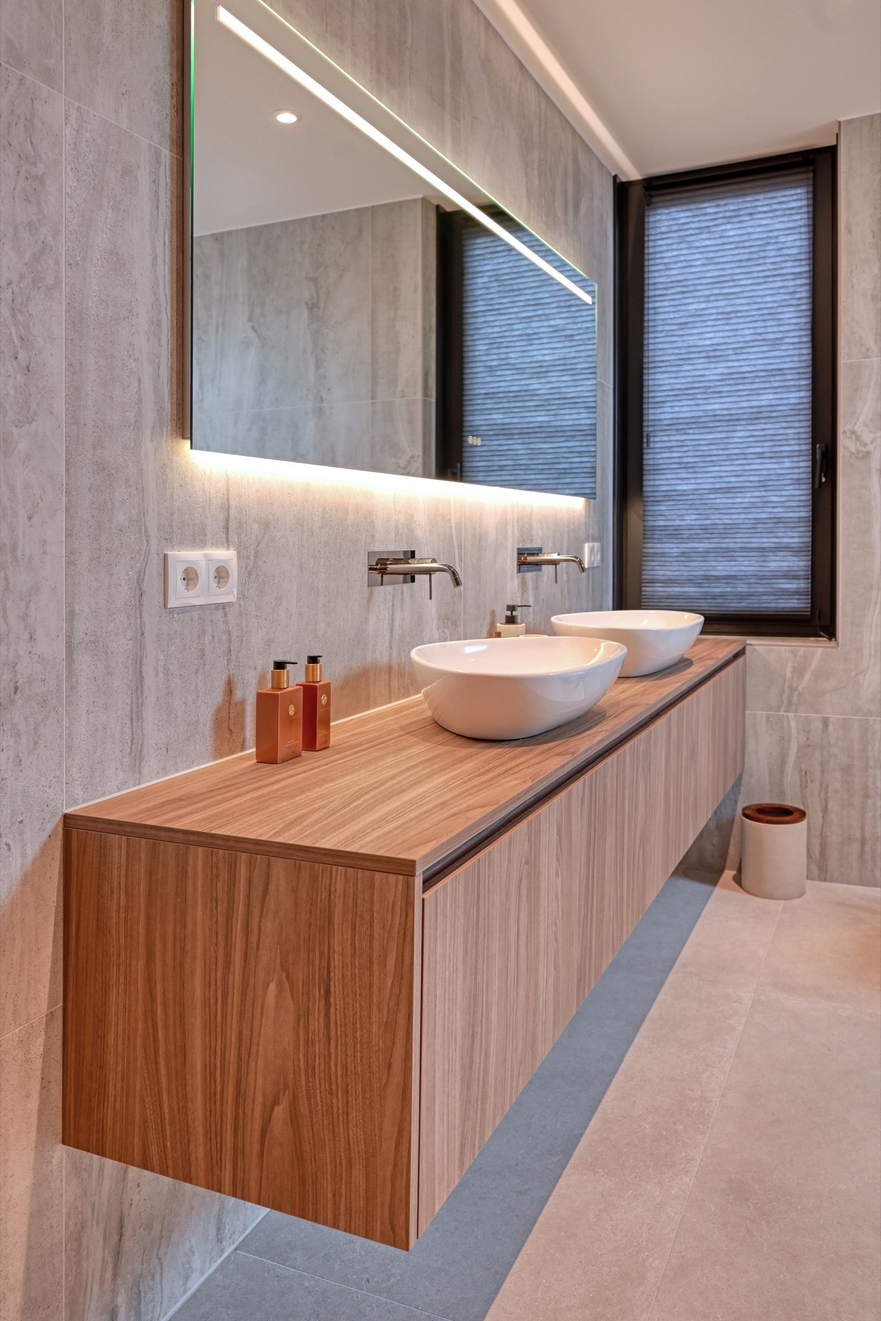 interni eleganti casa moderna: bagno moderno con mobiletto in legno e grande specchio, Luxury, Design, Exclusive, Modern, Custom Made, Special, Beautiful
