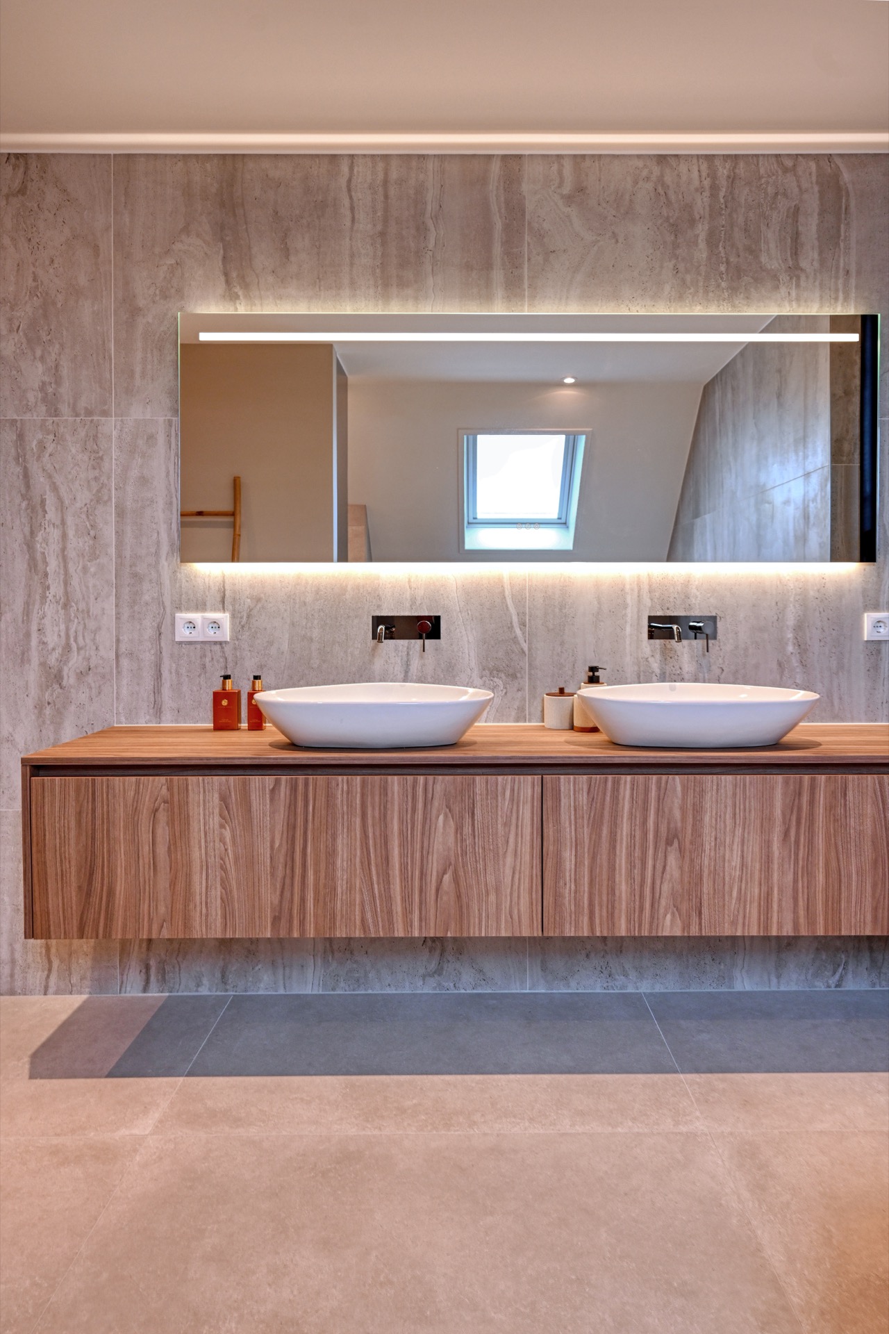 interni eleganti casa moderna: grande specchio illuminato in bagno con doppi lavabi, Luxury, Design, Exclusive, Modern, Custom Made, Special, Beautiful