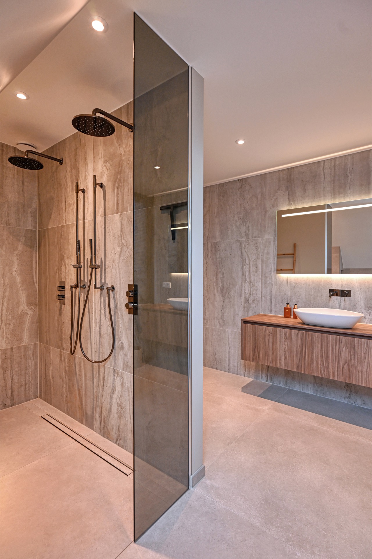 interni eleganti casa moderna: bagno con doccia Walk-in e materiali neutrali, Luxury, Design, Exclusive, Modern, Custom Made, Special, Beautiful
