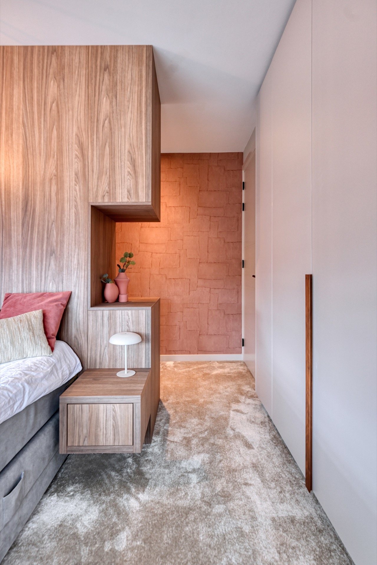 interni eleganti casa moderna: camera da letto con parete in legno e dettagli rosa, Luxury, Design, Exclusive, Modern, Custom Made, Special, Beautiful